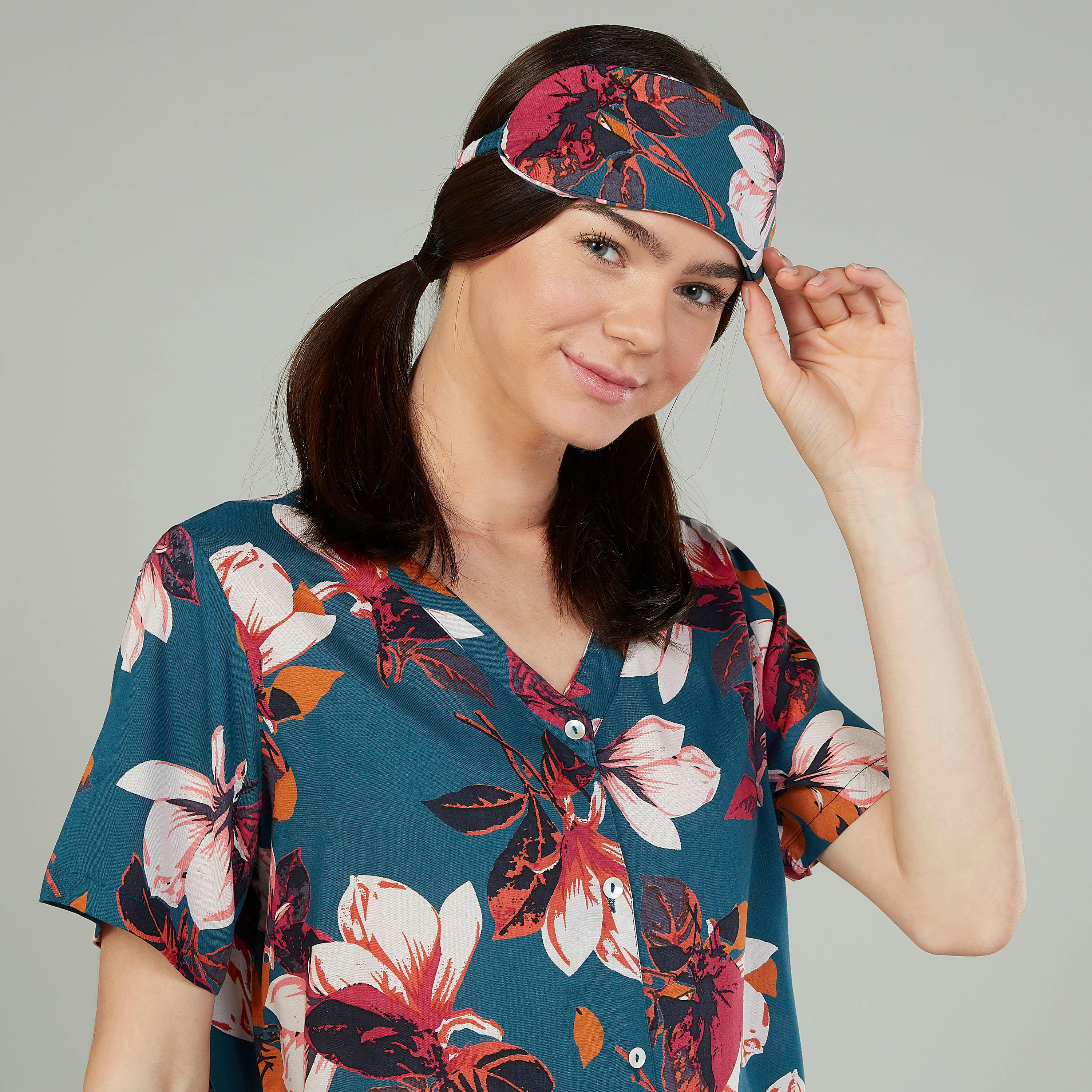 طقم بنطلون بيجاما وقناع للعينين وقميص بأكمام قصيرة وطبعات زهرية-women-clothing-nightwear-pyjamas-longsets-image-3