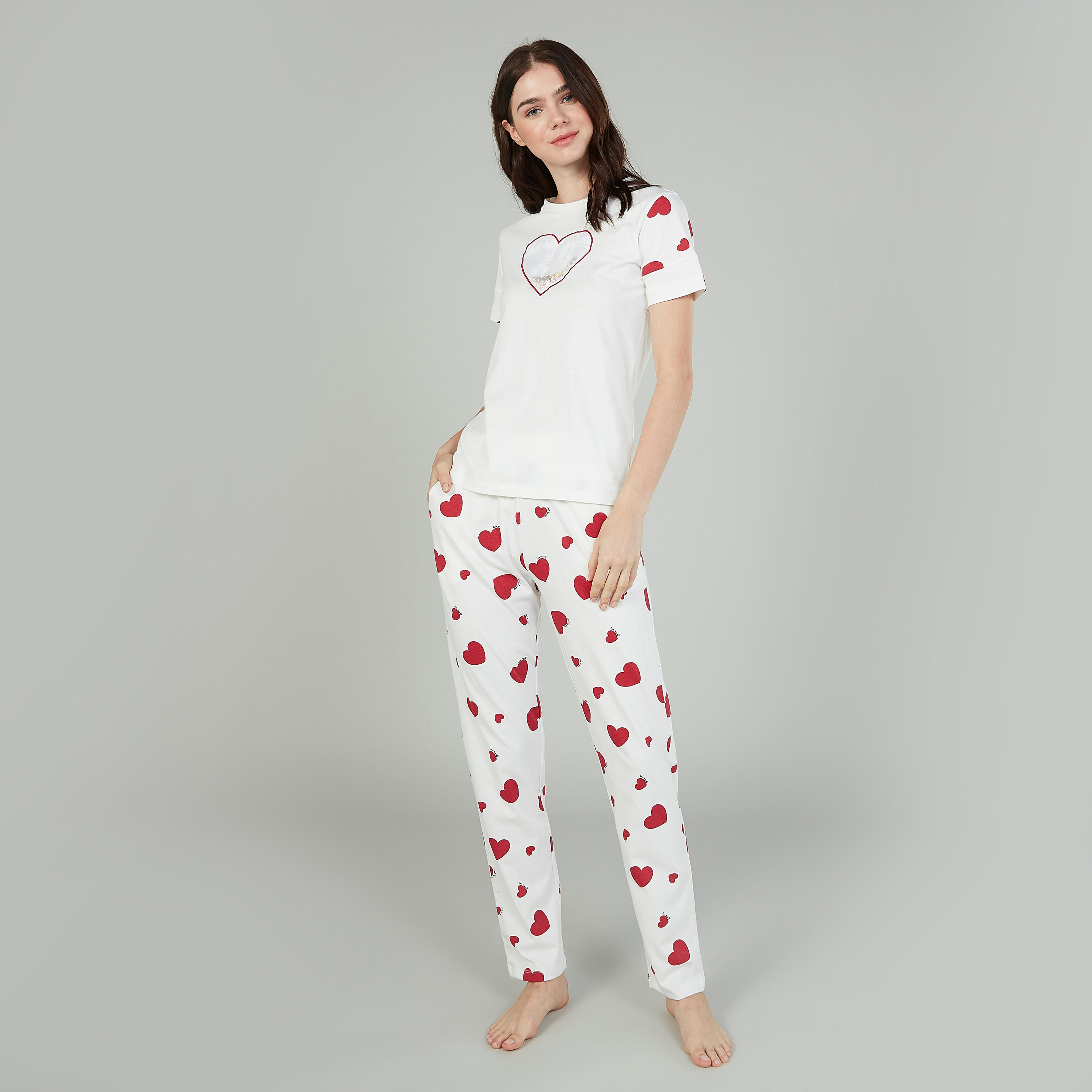 طقم مستدام من بنطلون بيجاما طويل وتيشيرت بياقة مستديرة وطبعات-women-clothing-nightwear-pyjamas-longsets-image-1
