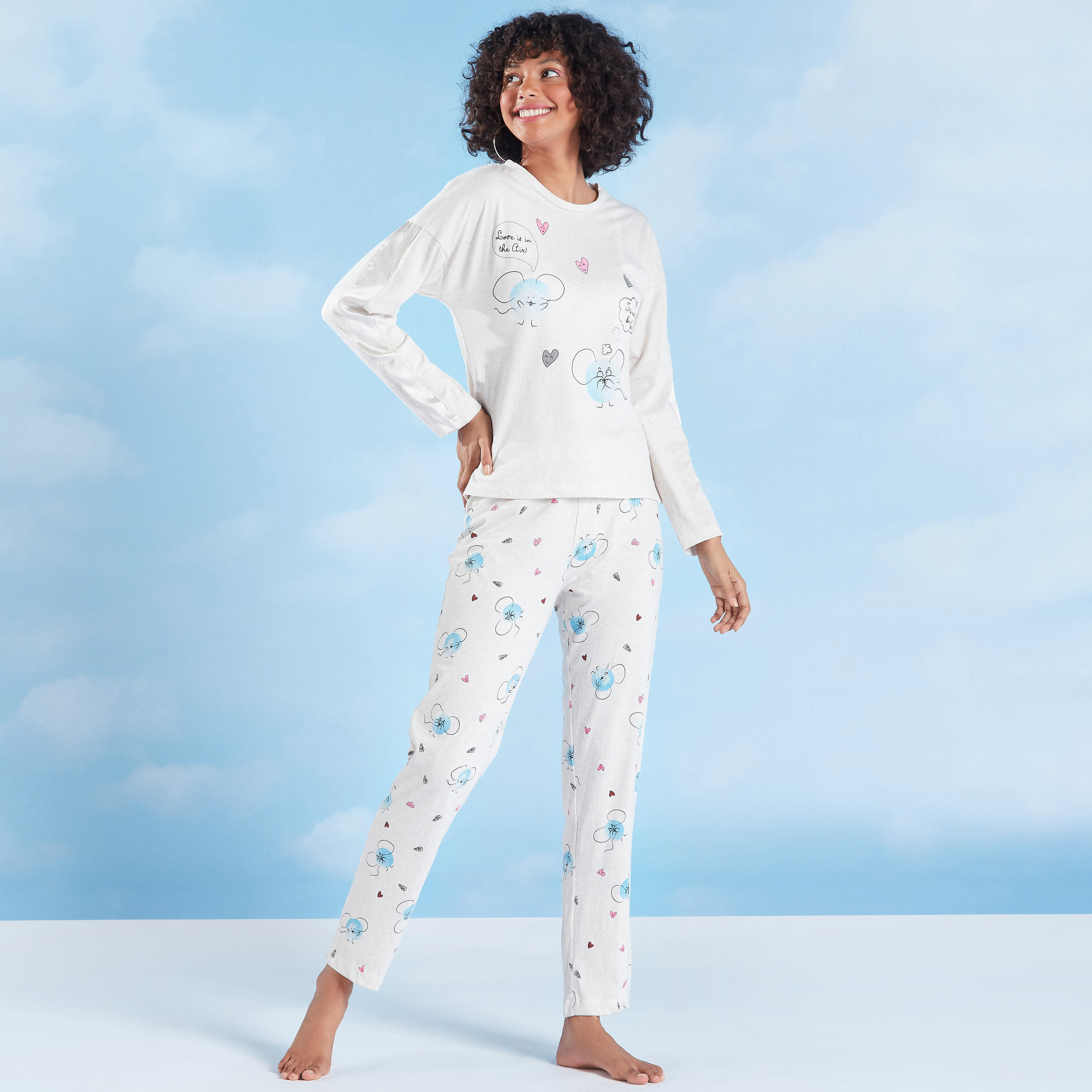 طقم بنطلون بيجاما طويل وتيشيرت بأكمام طويلة وطبعات-women-clothing-nightwear-pyjamas-longsets-image-1