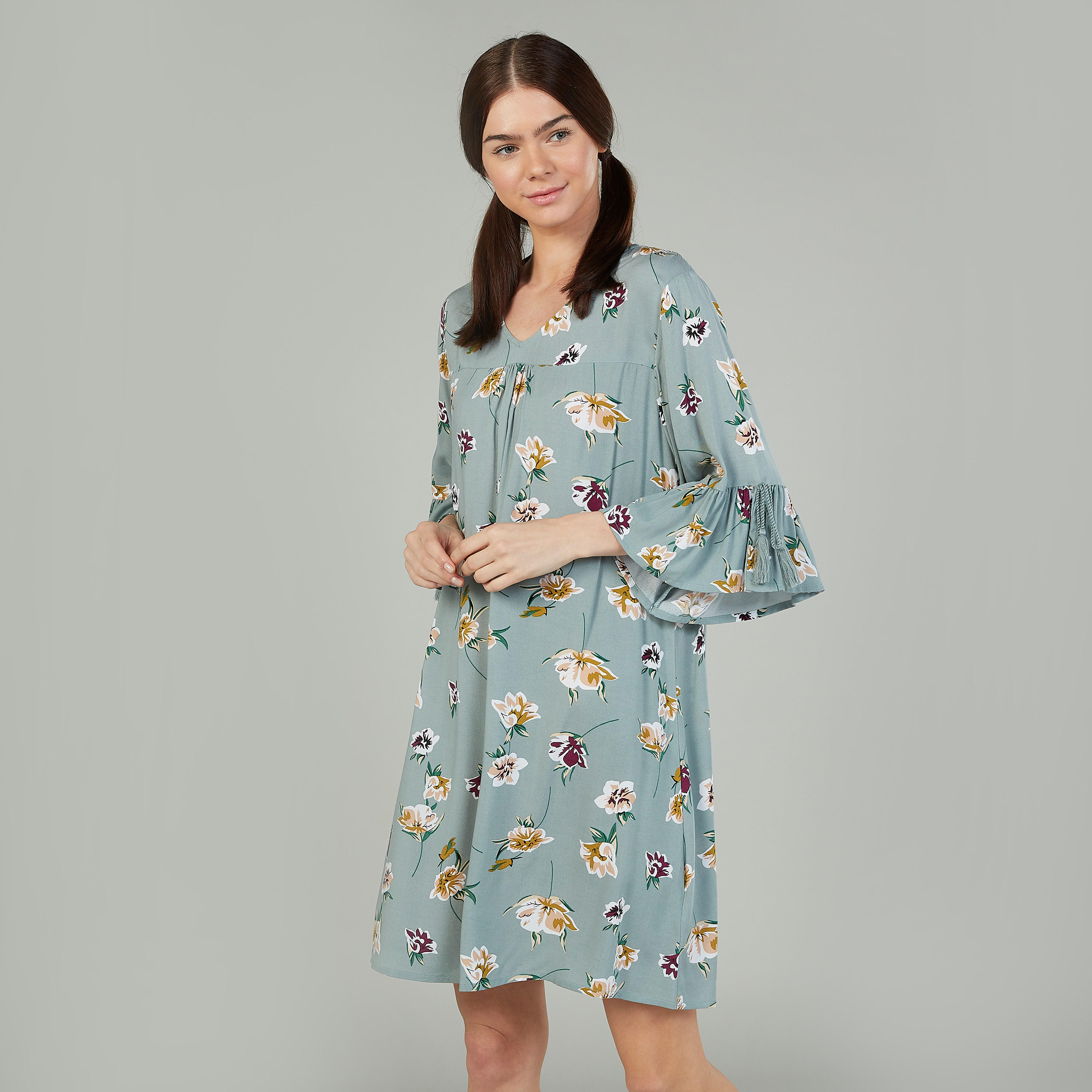 قميص نوم بياقة V وأكمام عريضة وألوان متعدّدة - طقم من قطعتين-women-clothing-nightwear-nighties-image-2