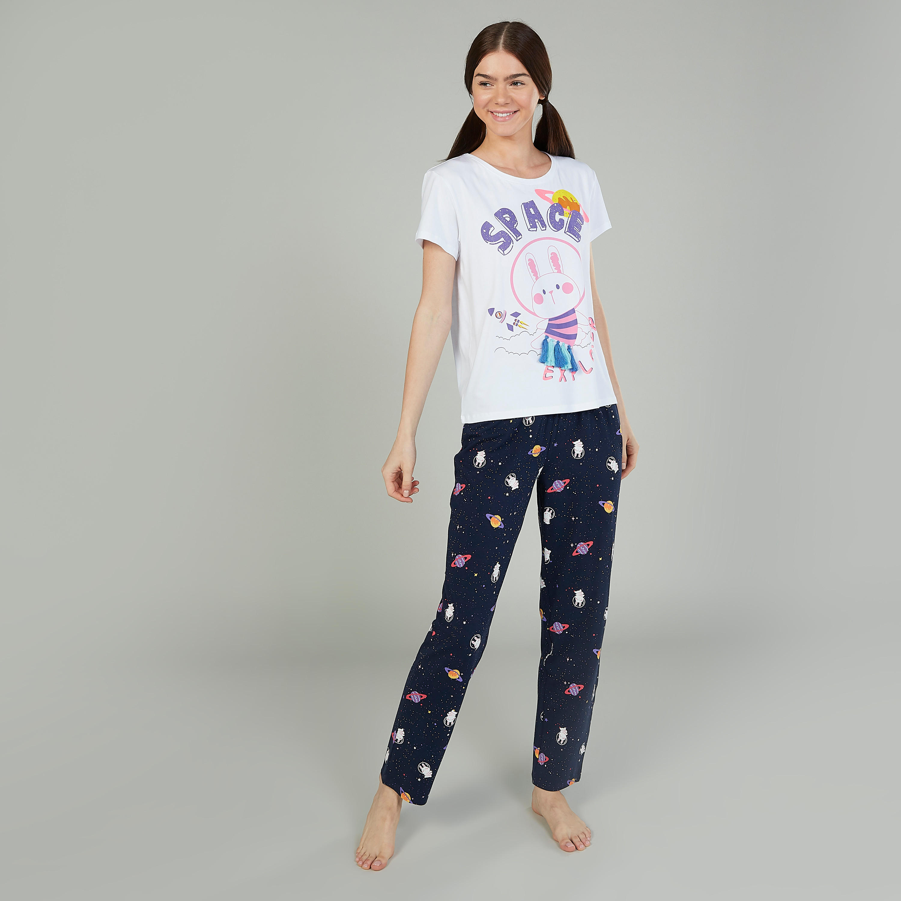 طقم بنطلون بيجاما وقناع للعينين وتيشيرت بياقة مستديرة وطبعات-women-clothing-nightwear-pyjamas-longsets-image-1