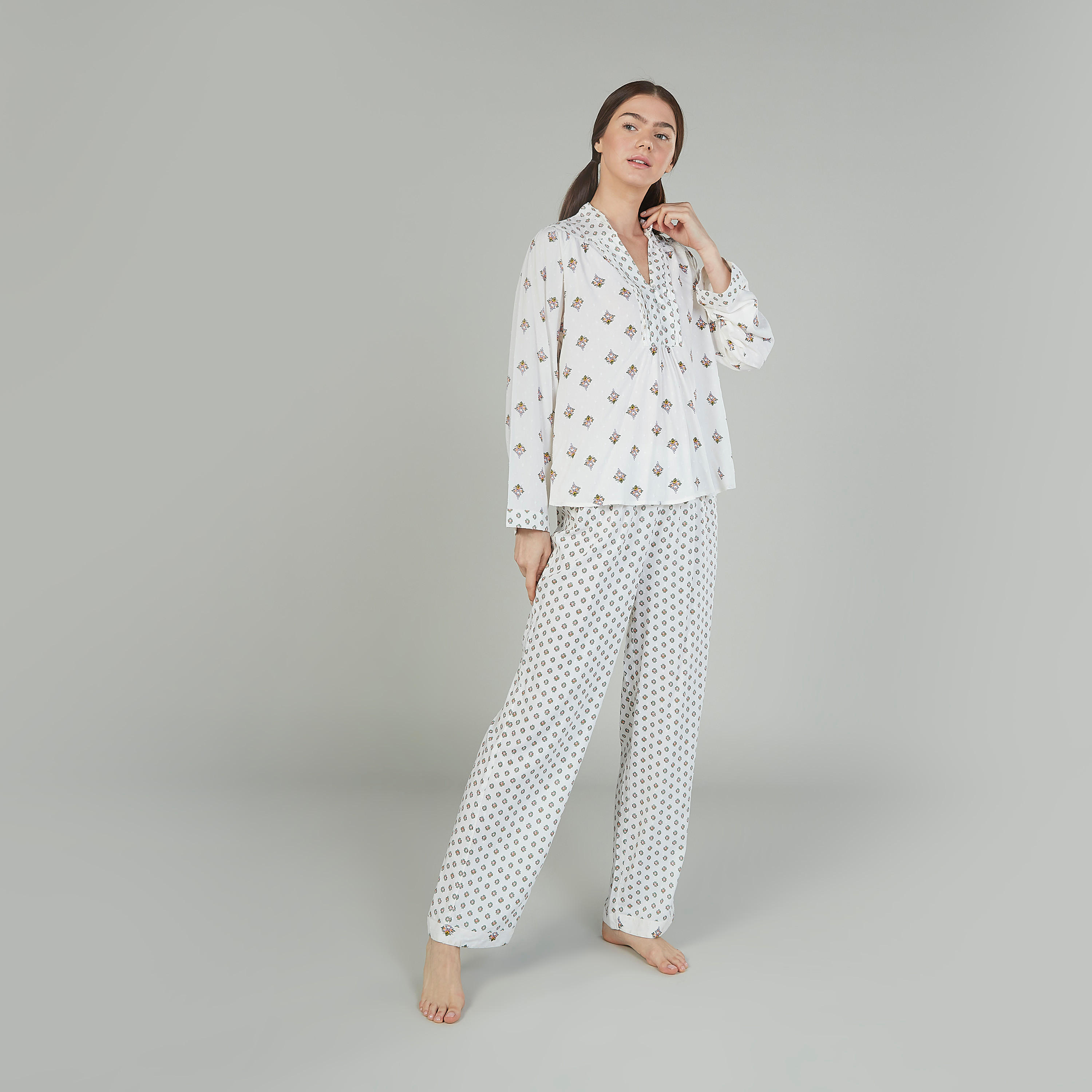 طقم بنطلون بيجاما وبلوزة بياقة V وطبعات-women-clothing-nightwear-pyjamas-longsets-image-5