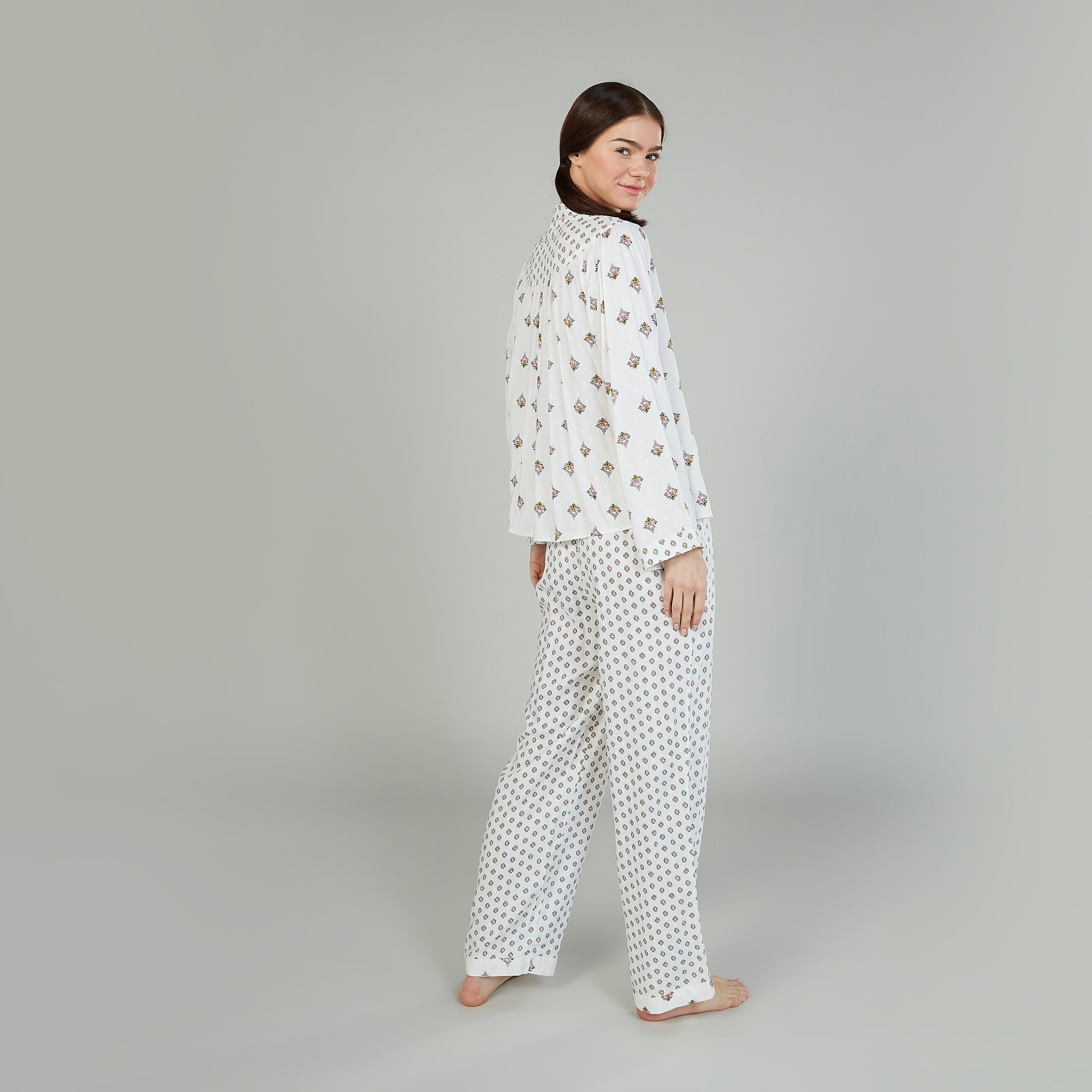 طقم بنطلون بيجاما وبلوزة بياقة V وطبعات-women-clothing-nightwear-pyjamas-longsets-image-4