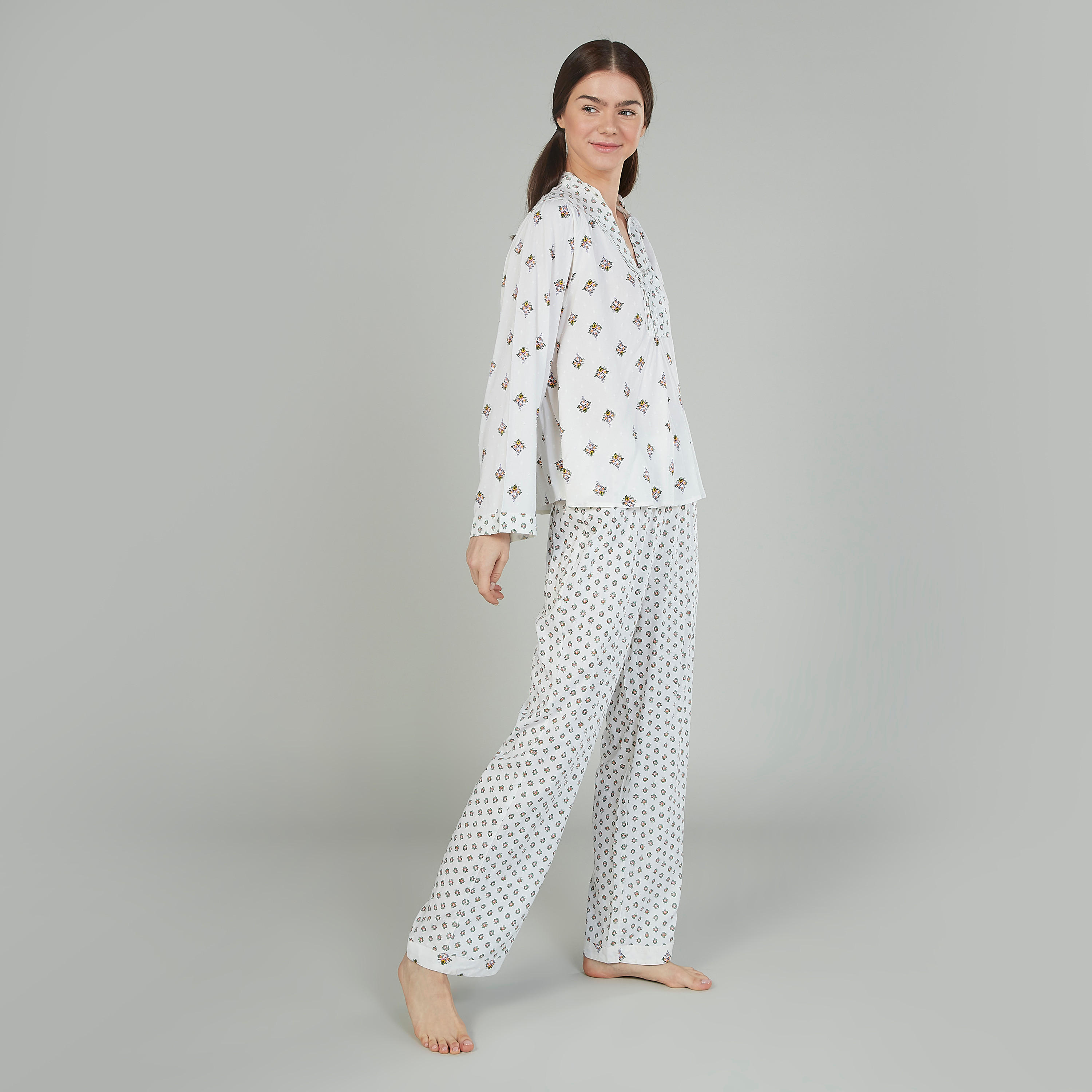 طقم بنطلون بيجاما وبلوزة بياقة V وطبعات-women-clothing-nightwear-pyjamas-longsets-image-1