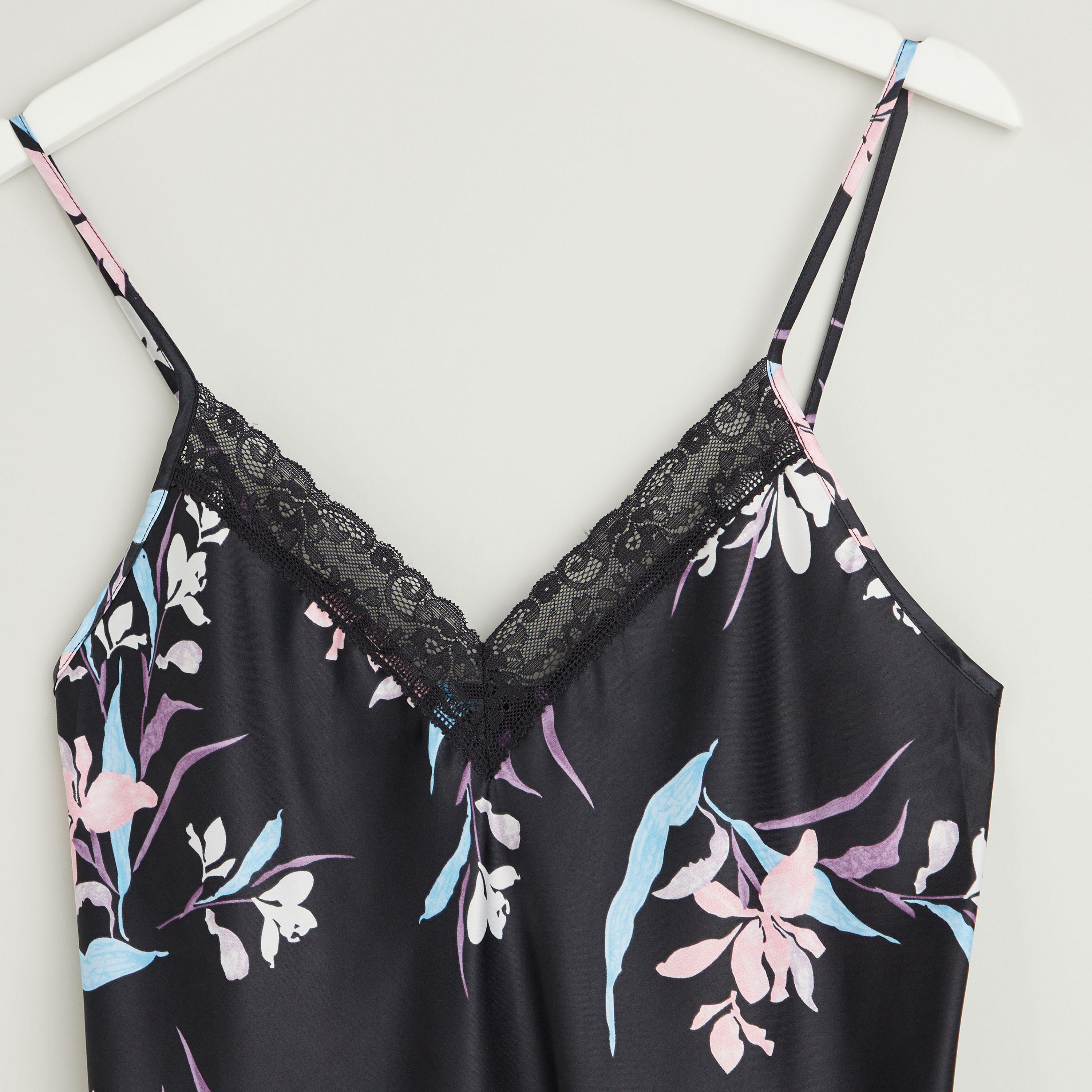 قميص نوم بياقة V وتفاصيل دانتيل وطبعات-women-clothing-nightwear-nighties-image-2