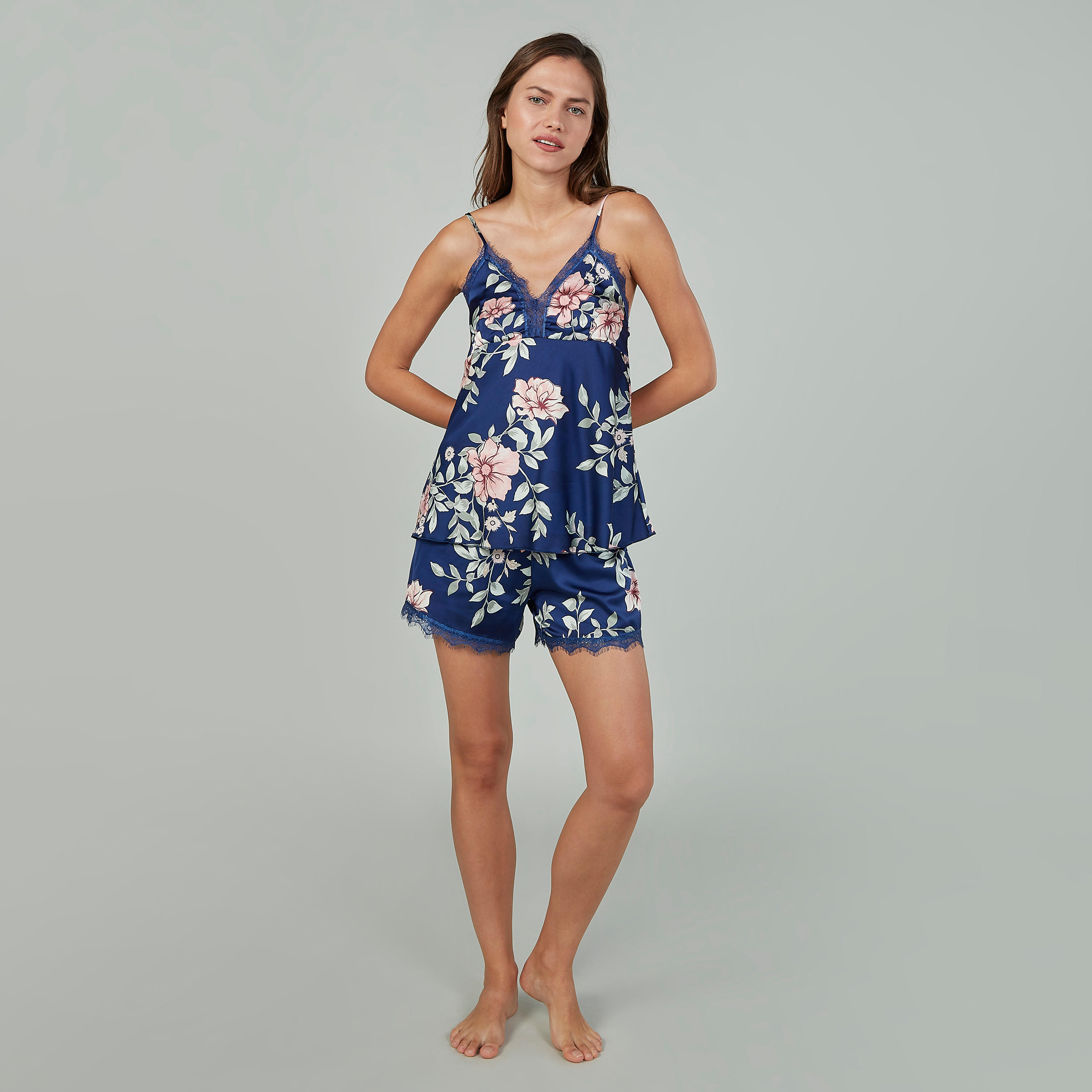 بلوزة دون أكمام بطبعات وشورت بتفاصيل دانتيل-women-clothing-nightwear-pyjamas-longsets-image-2