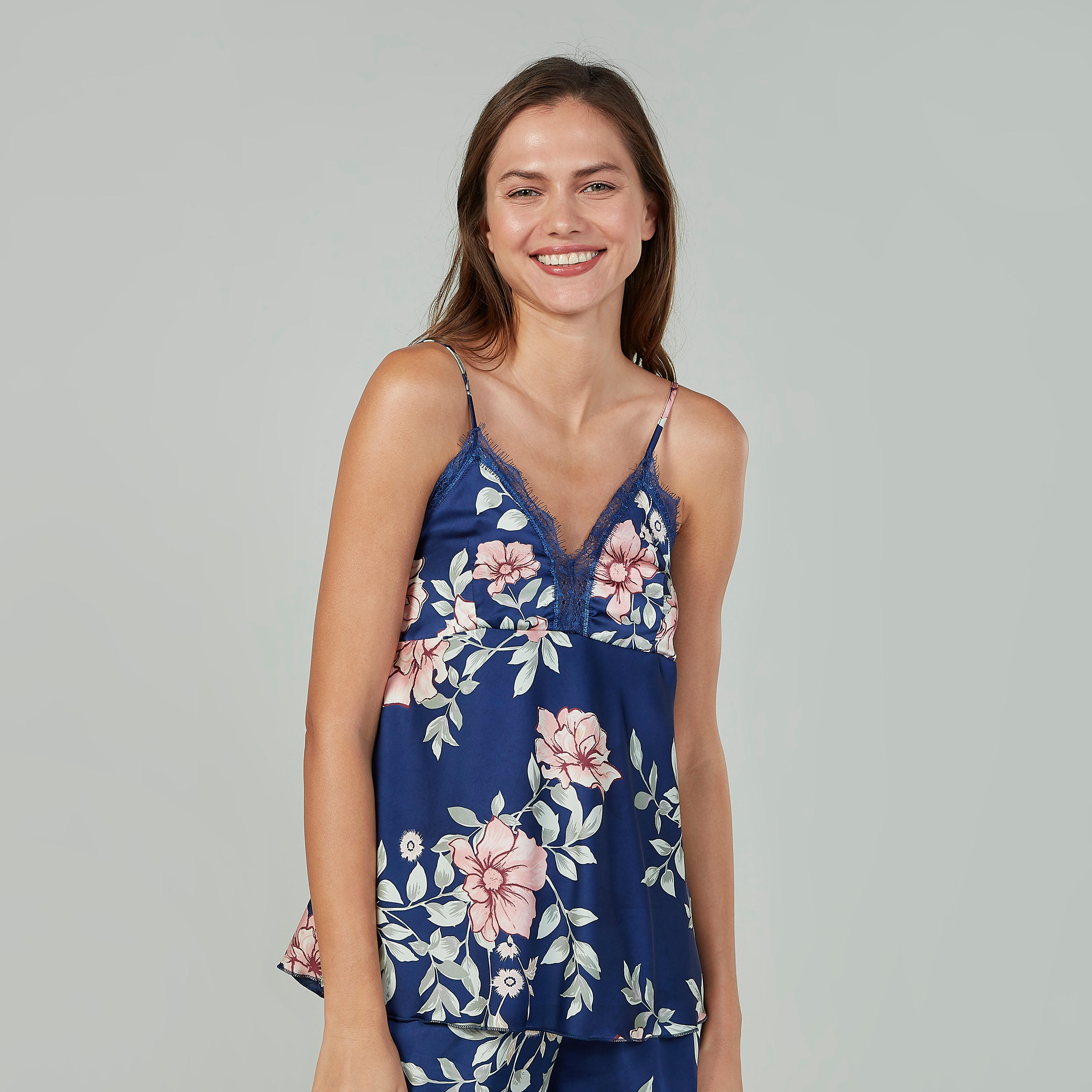 بلوزة دون أكمام بطبعات وشورت بتفاصيل دانتيل-women-clothing-nightwear-pyjamas-longsets-image-3