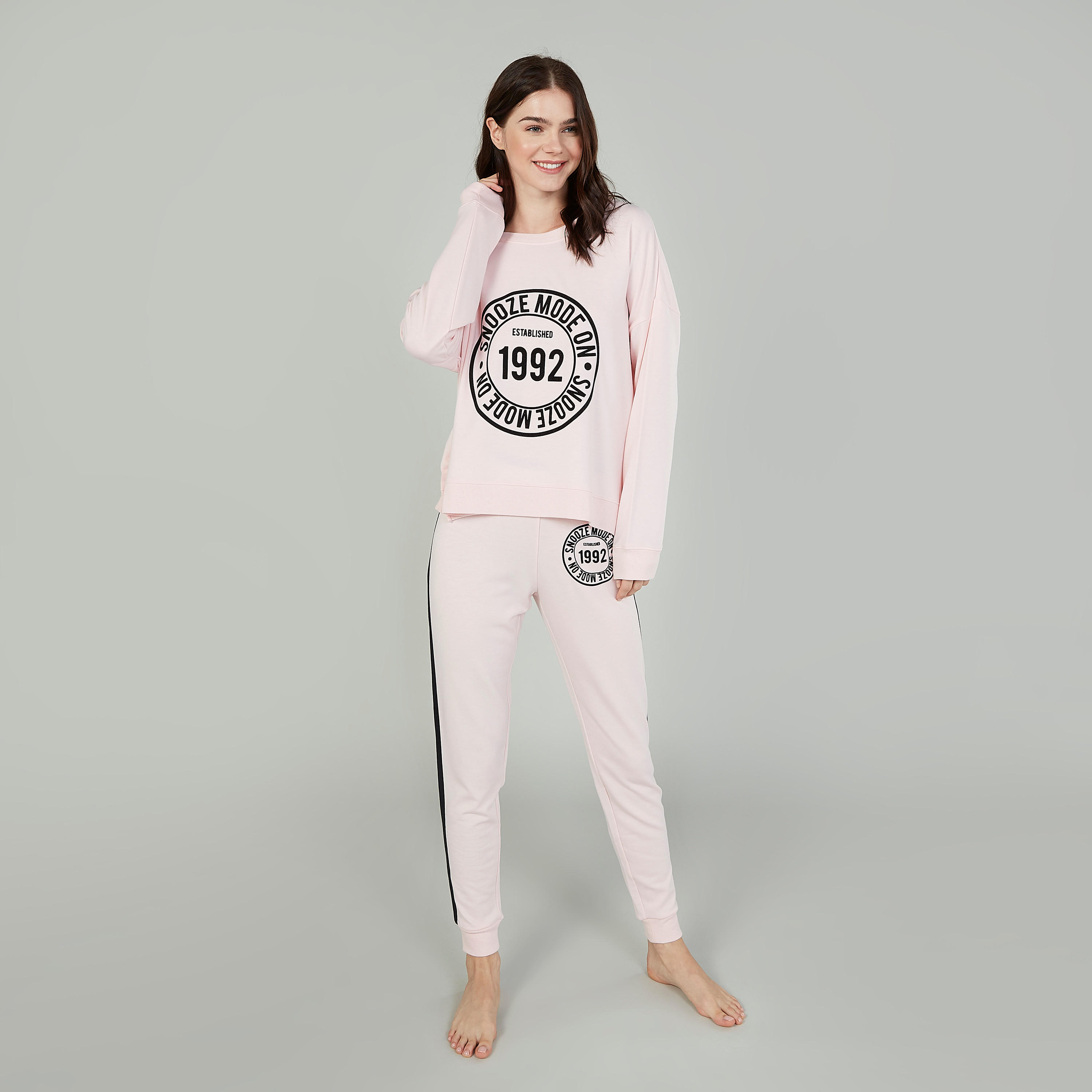 طقم بنطلون رياضي طويل وتيشيرت بأكمام طويلة وطبعات-women-clothing-nightwear-pyjamas-longsets-image-5