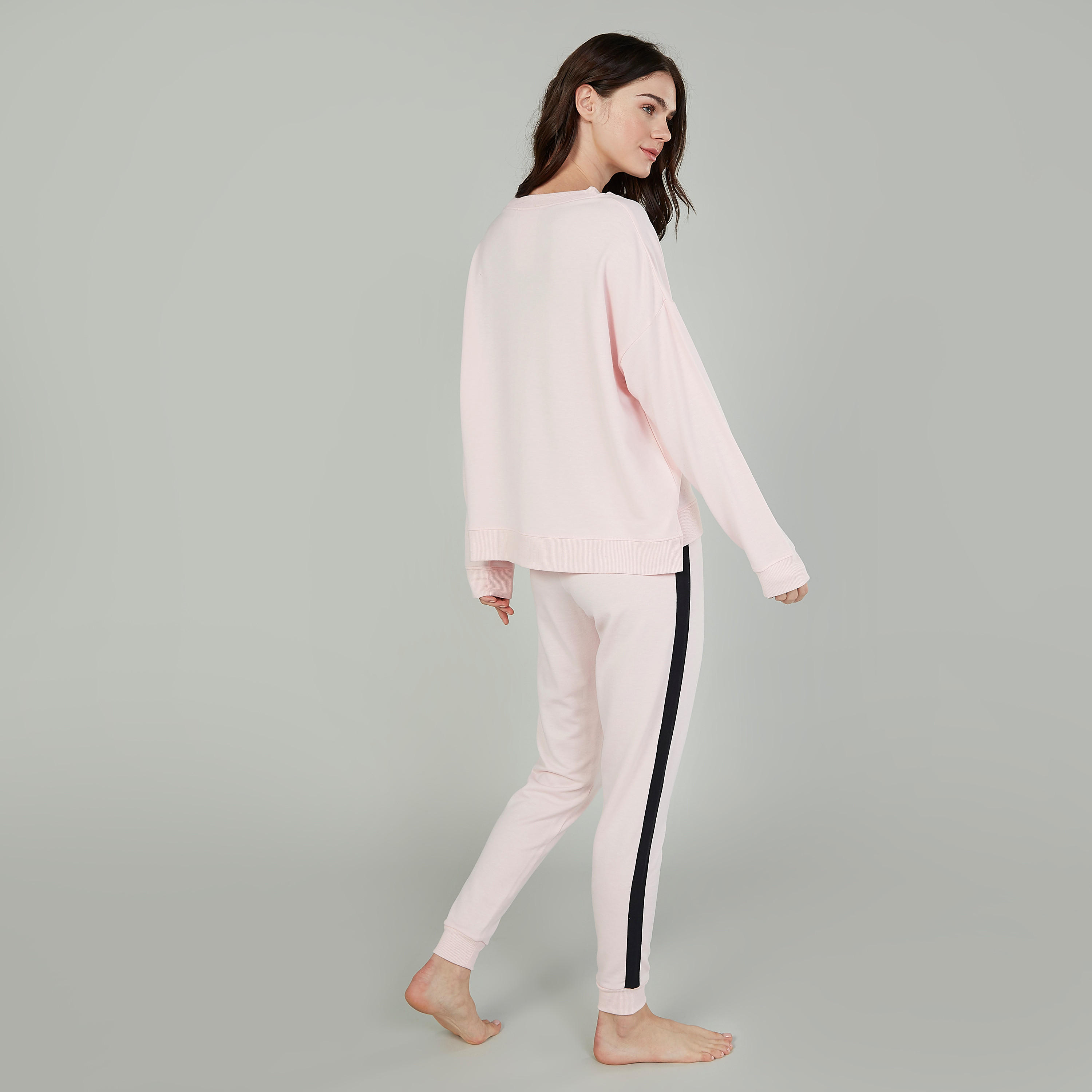 طقم بنطلون رياضي طويل وتيشيرت بأكمام طويلة وطبعات-women-clothing-nightwear-pyjamas-longsets-image-4