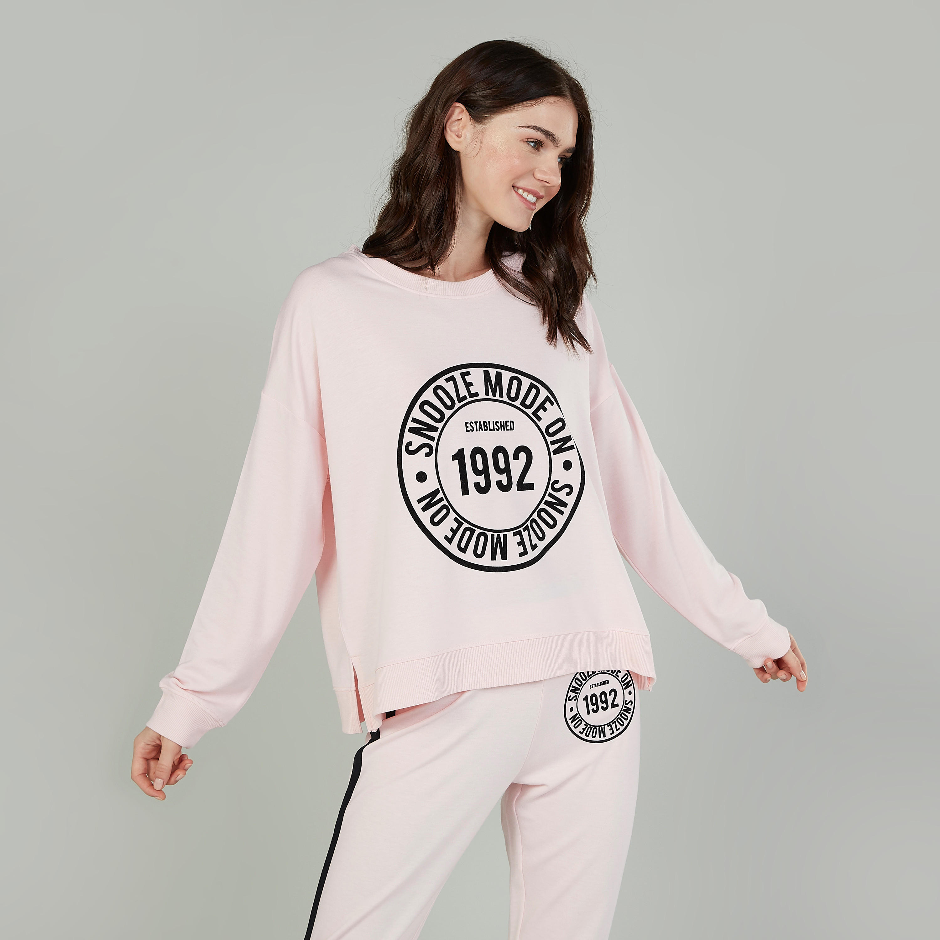 طقم بنطلون رياضي طويل وتيشيرت بأكمام طويلة وطبعات-women-clothing-nightwear-pyjamas-longsets-image-3