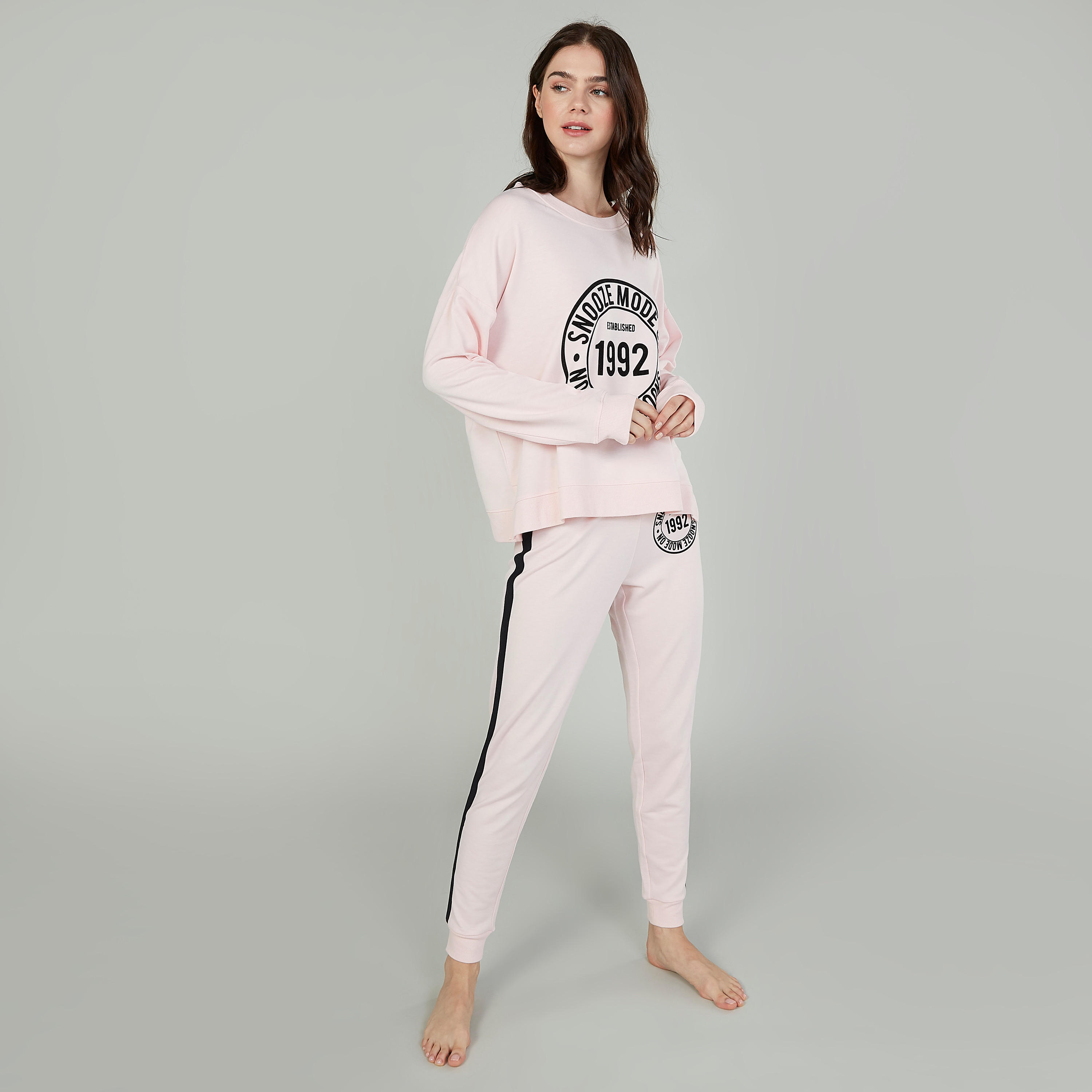 طقم بنطلون رياضي طويل وتيشيرت بأكمام طويلة وطبعات-women-clothing-nightwear-pyjamas-longsets-image-2