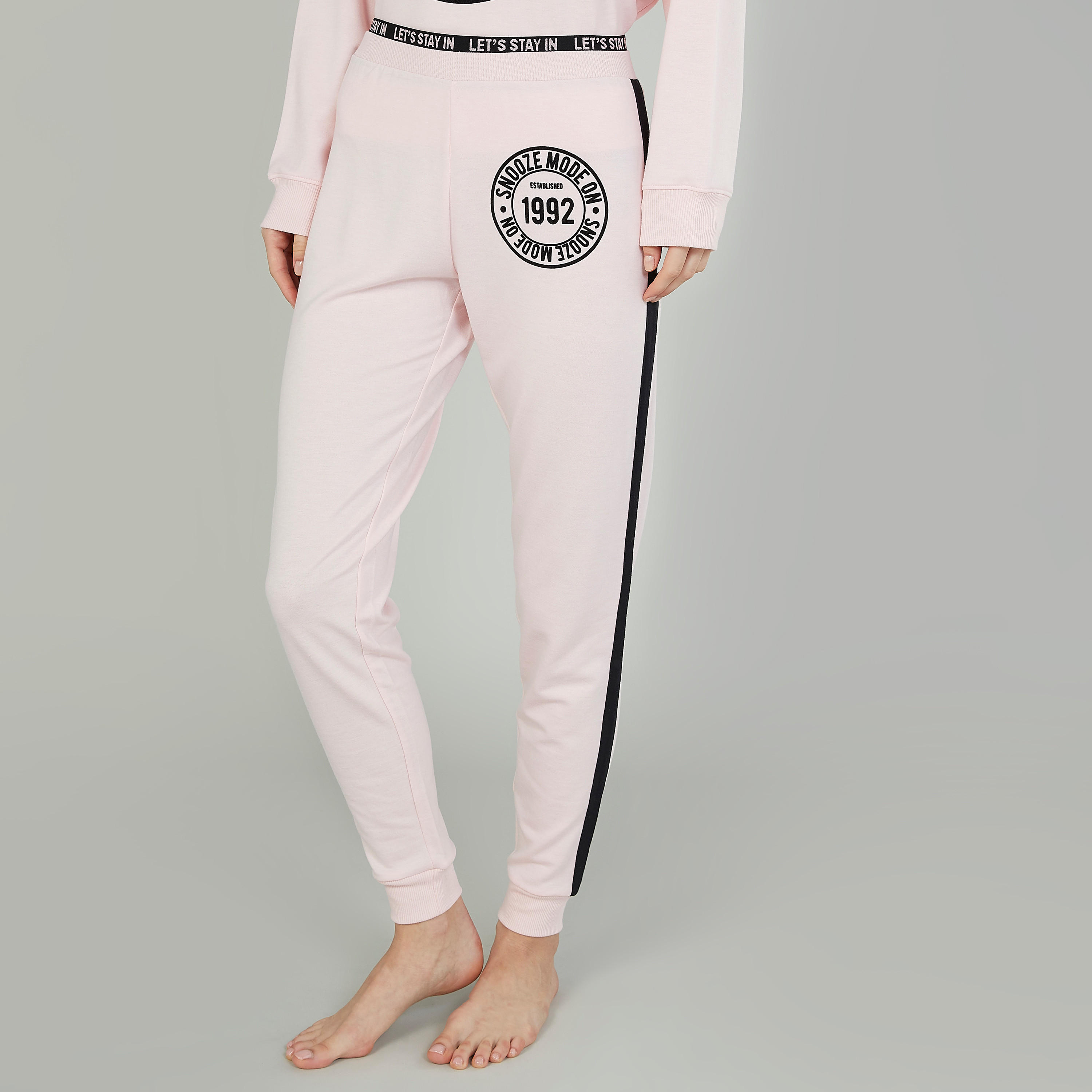 طقم بنطلون رياضي طويل وتيشيرت بأكمام طويلة وطبعات-women-clothing-nightwear-pyjamas-longsets-image-1