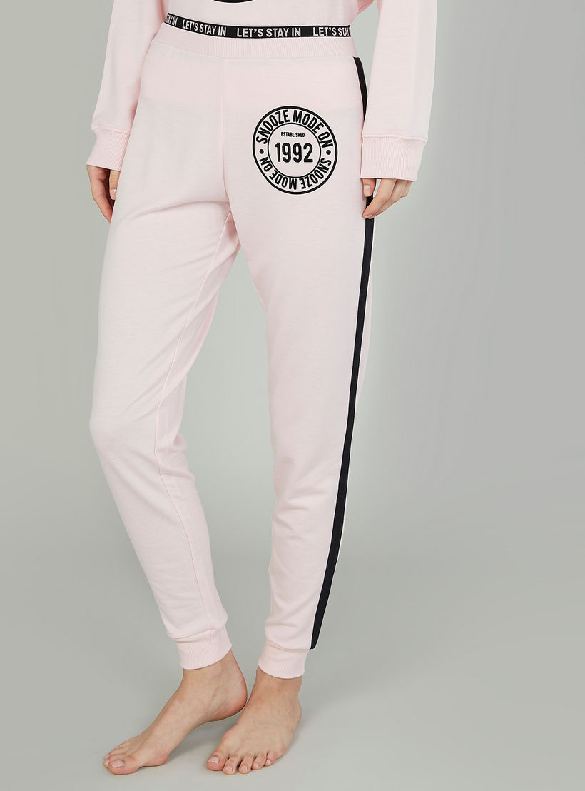 طقم بنطلون رياضي طويل وتيشيرت بأكمام طويلة وطبعات-women-clothing-nightwear-pyjamas-longsets-image-1