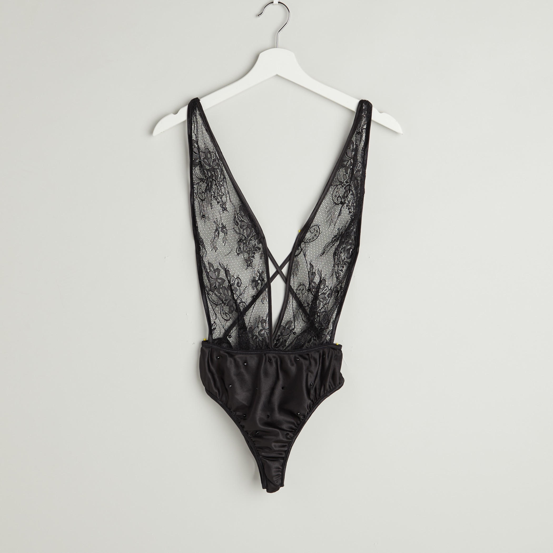 بودي سوت بحزام متقاطع وياقة V وتفاصيل دانتيل-women-clothing-nightwear-pyjamas-longsets-image-1