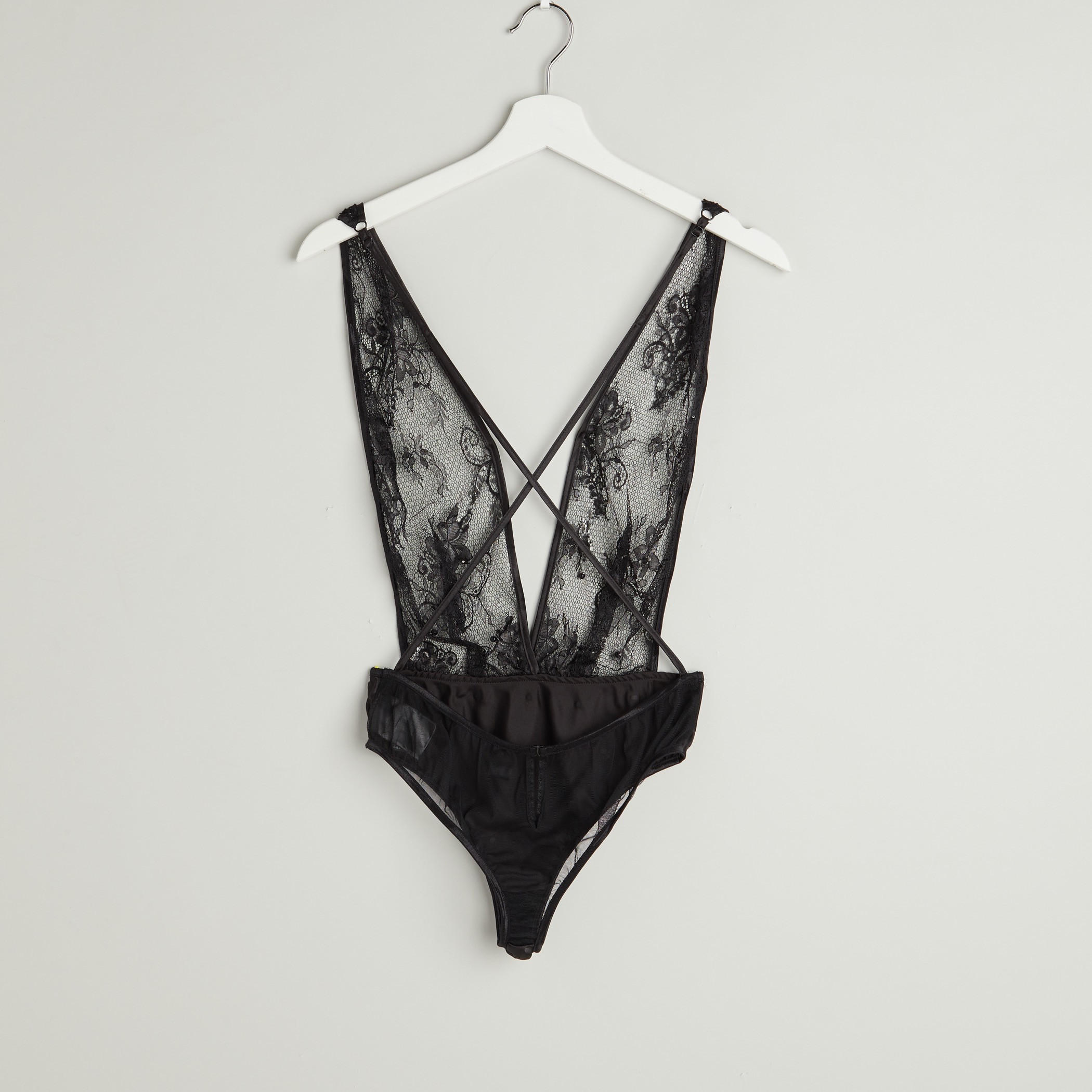 بودي سوت بحزام متقاطع وياقة V وتفاصيل دانتيل-women-clothing-nightwear-pyjamas-longsets-image-2