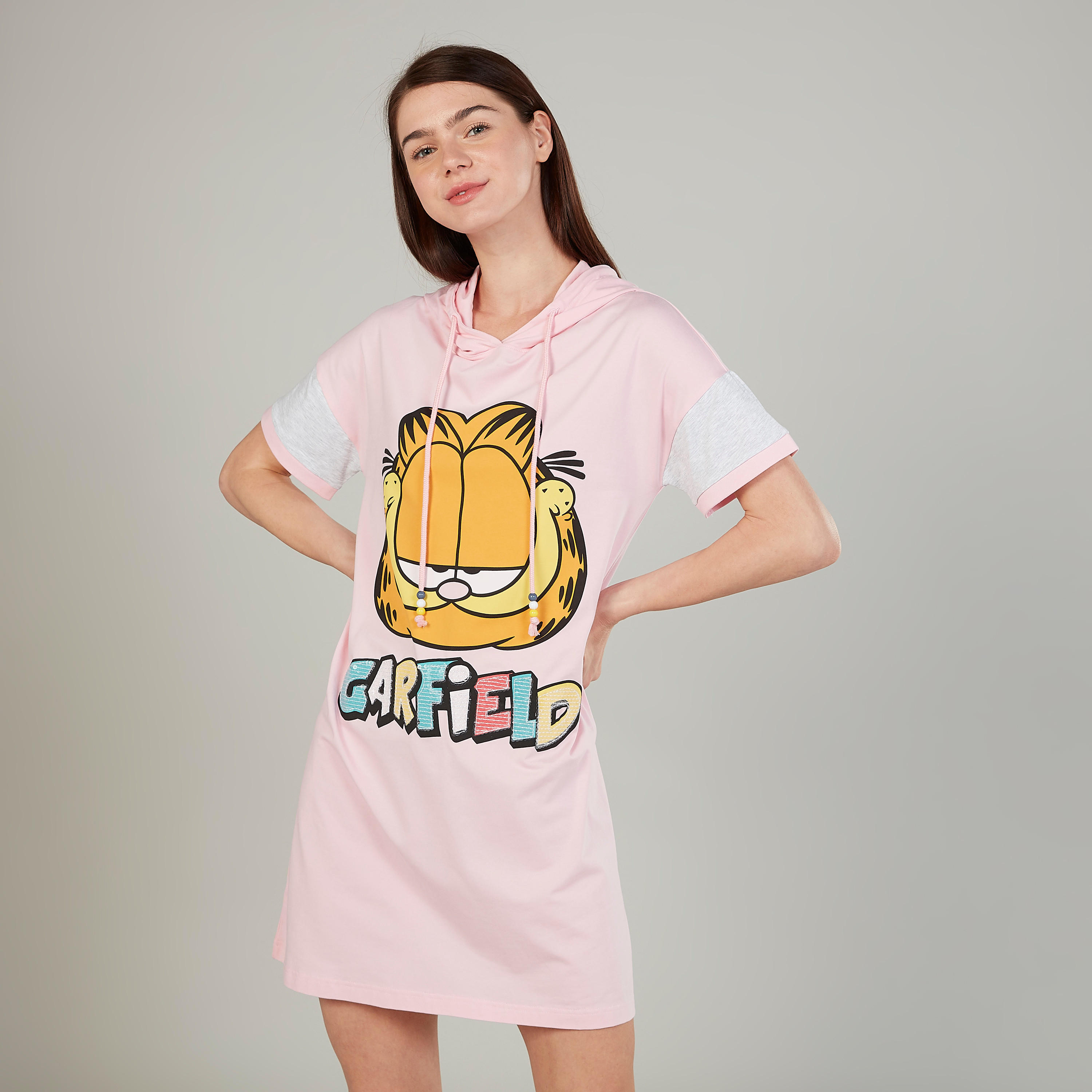 فستان نوم بأكمام قصيرة وقبعة وطبعات جارفيلد-women-clothing-nightwear-nighties-image-1