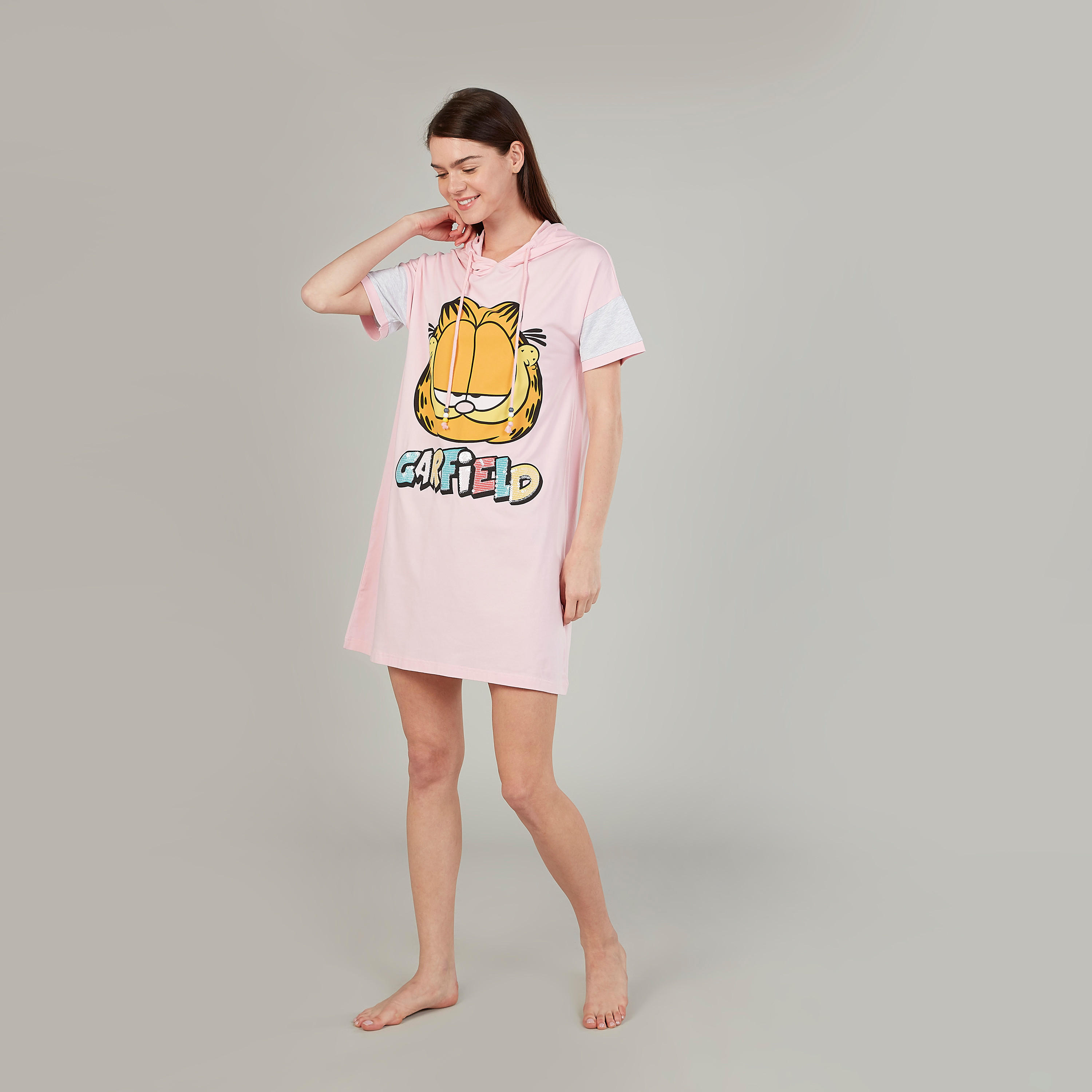 فستان نوم بأكمام قصيرة وقبعة وطبعات جارفيلد-women-clothing-nightwear-nighties-image-2