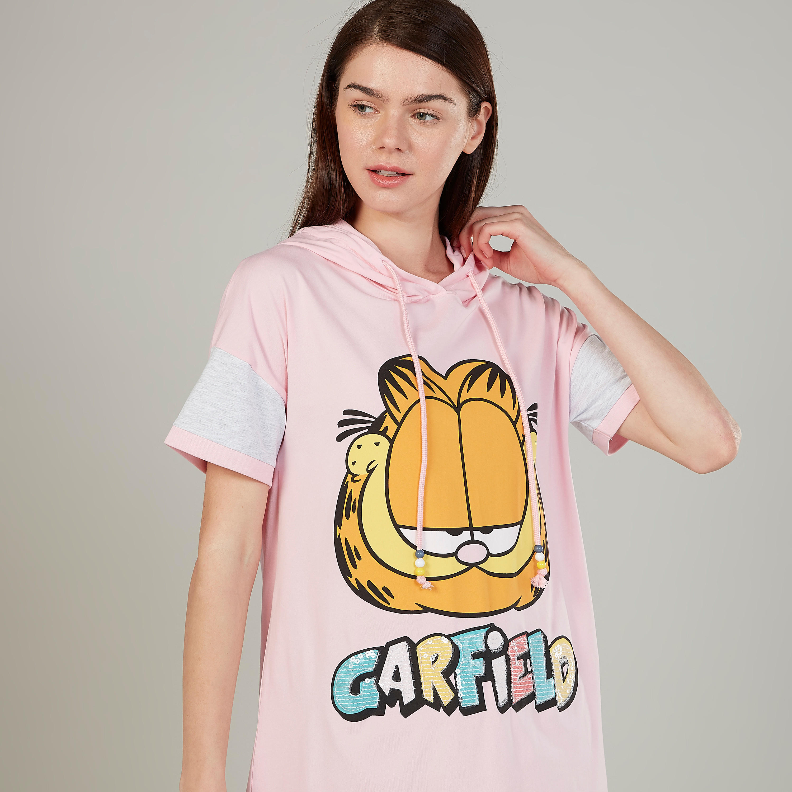 فستان نوم بأكمام قصيرة وقبعة وطبعات جارفيلد-women-clothing-nightwear-nighties-image-3