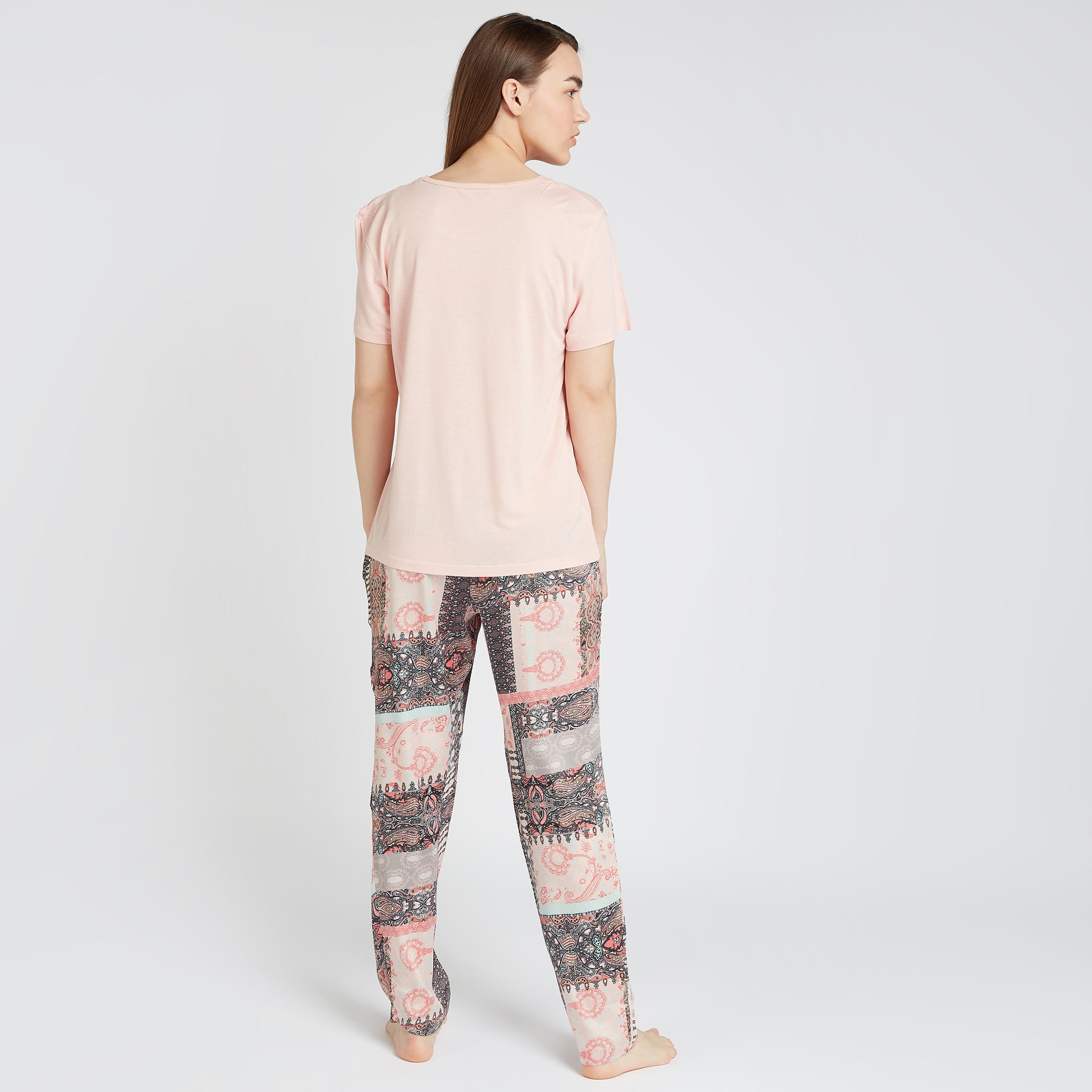 طقم بنطلون بيجاما وتيشيرت بياقة ضيقة وطبعات-women-clothing-nightwear-pyjamas-longsets-image-2