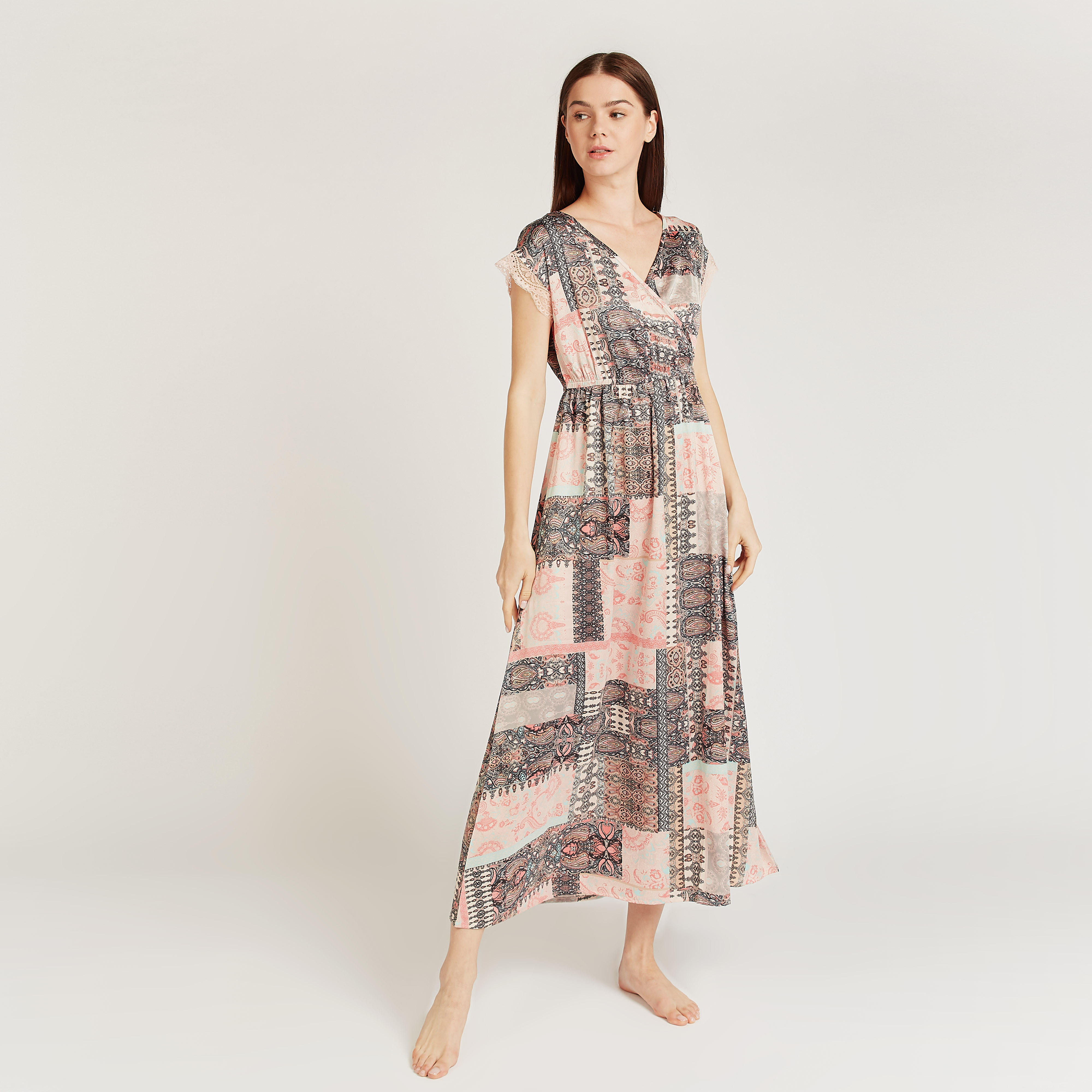 قميص نوم بياقة V وأكمام ممتدة وطبعات-women-clothing-nightwear-nighties-image-1