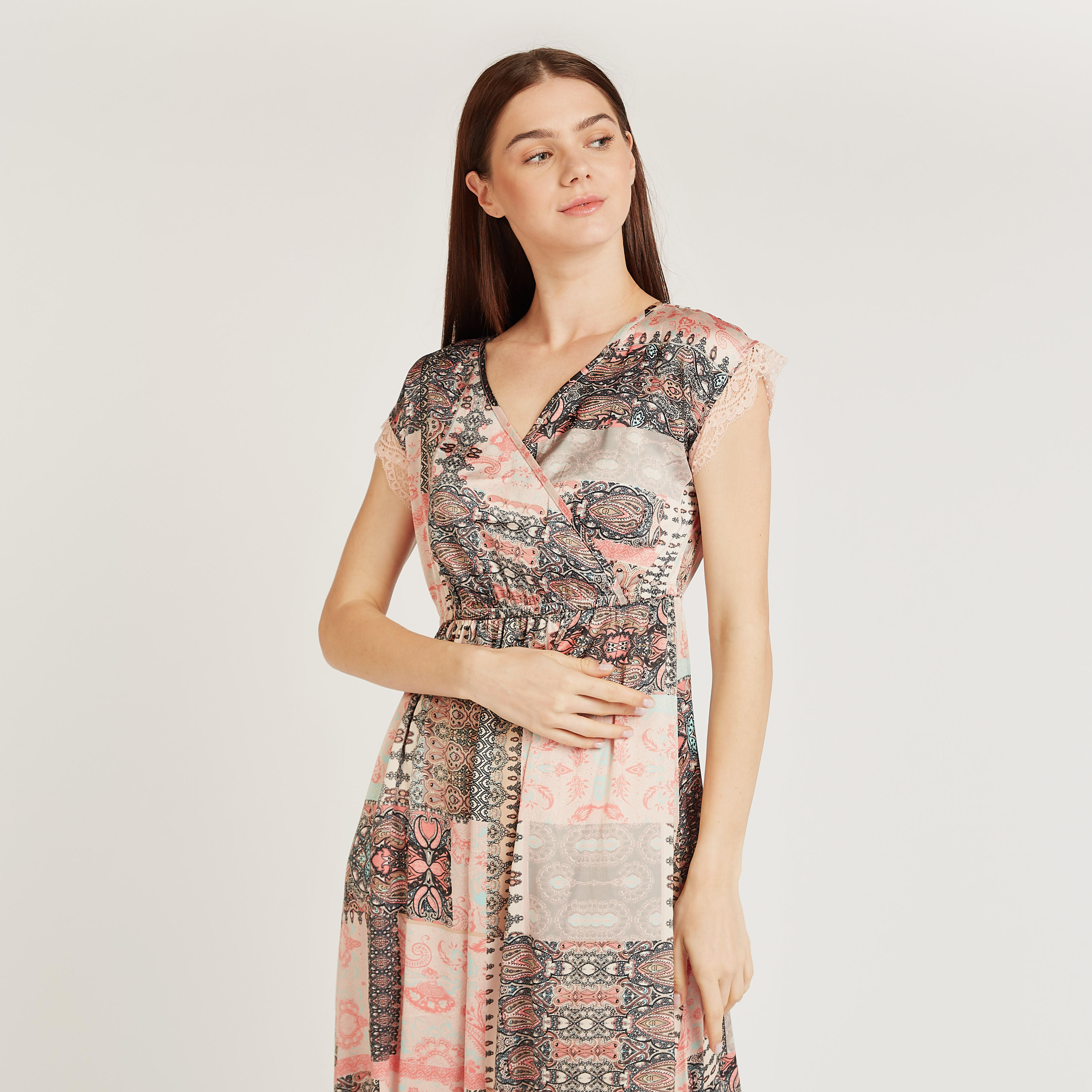 قميص نوم بياقة V وأكمام ممتدة وطبعات-women-clothing-nightwear-nighties-image-2