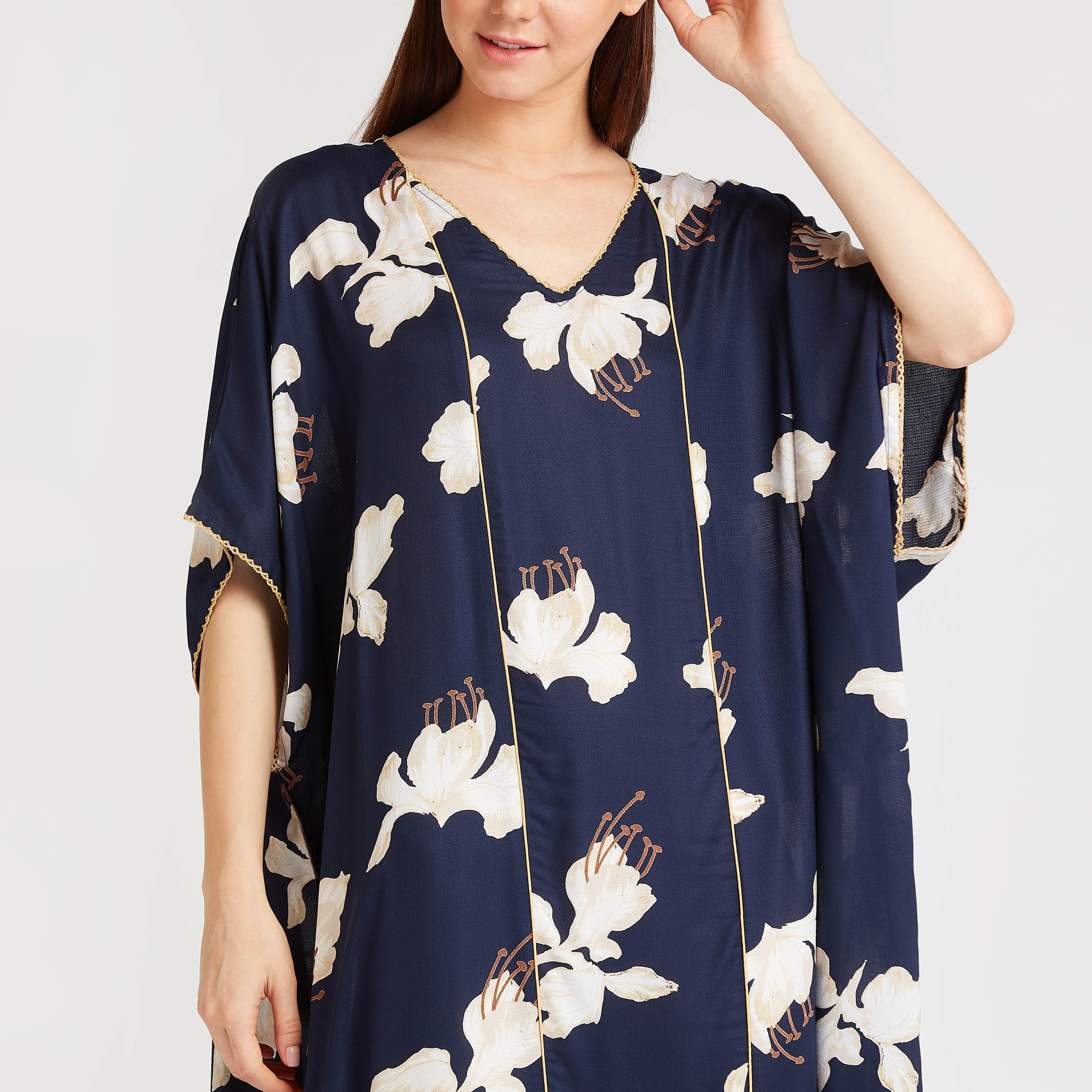 قميص نوم طويل بياقة V وأكمام ممتدة وطبعات-women-clothing-nightwear-nighties-image-3