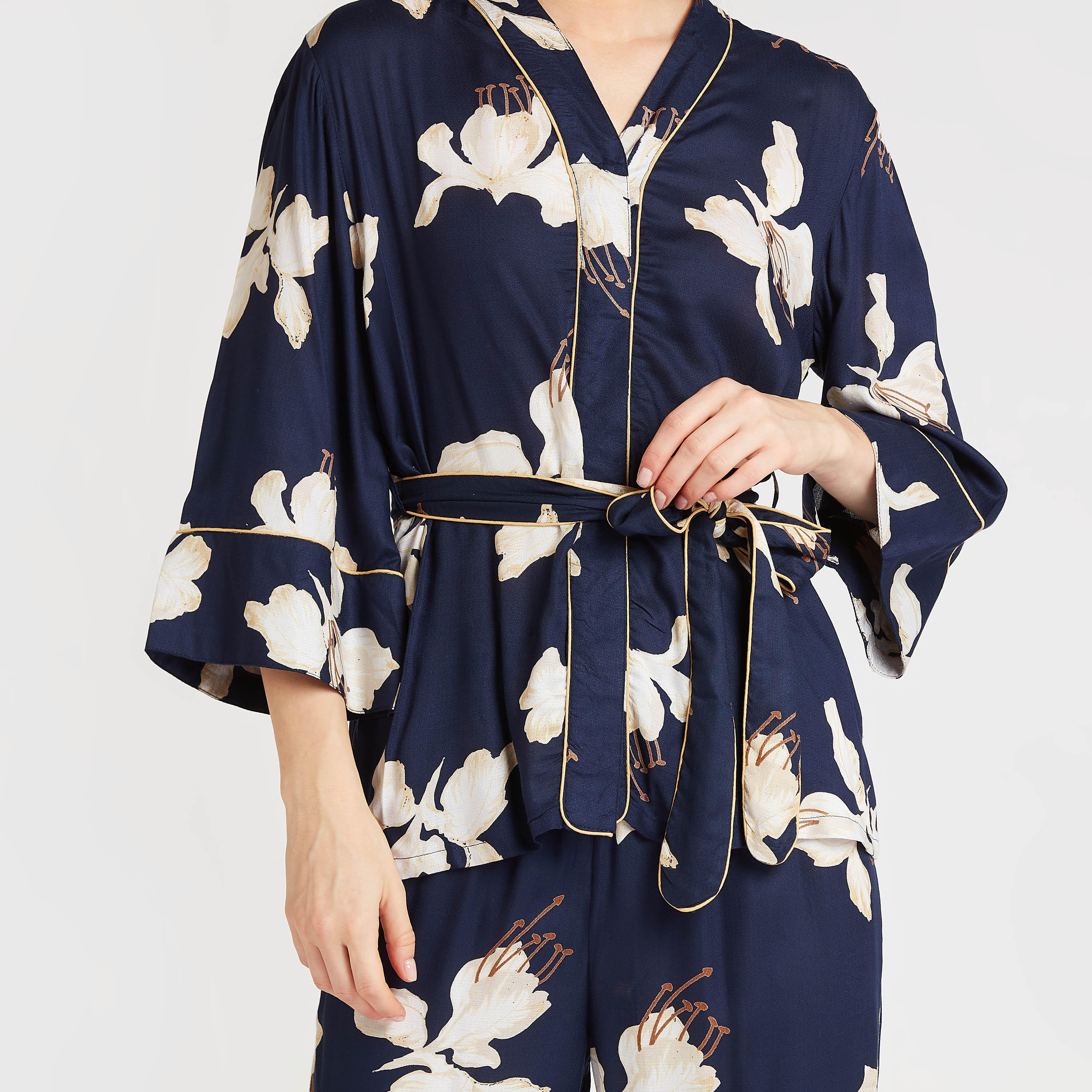 طقم بنطلون بيجاما طويلة وبلوزة بأكمام طويلة وطبعات-women-clothing-nightwear-pyjamas-longsets-image-2