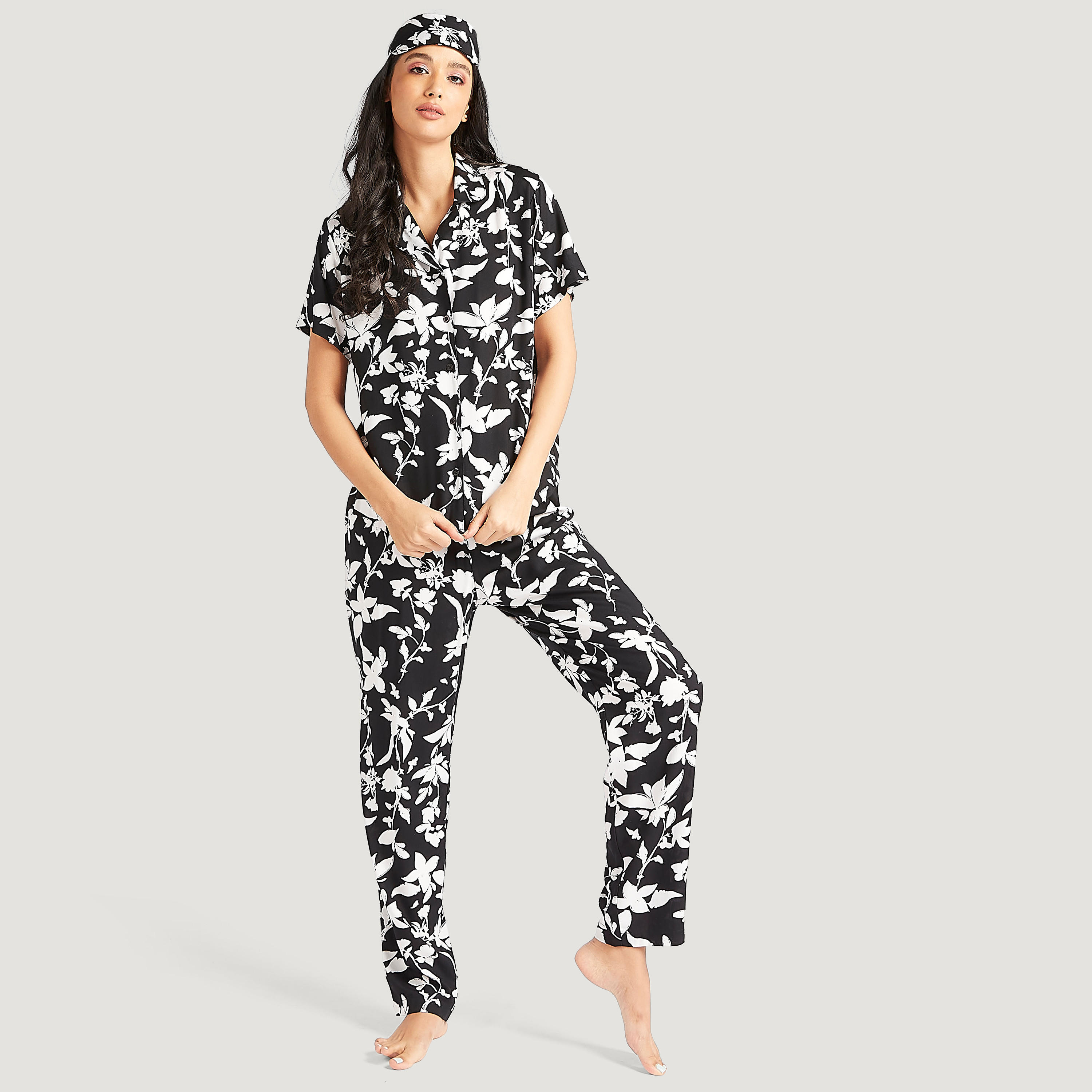 طقم بنطلون بيجاما مع قناع عيون وقميص بطبعات وأكمام قصيرة - 3 قطع-women-clothing-nightwear-pyjamas-longsets-image-1