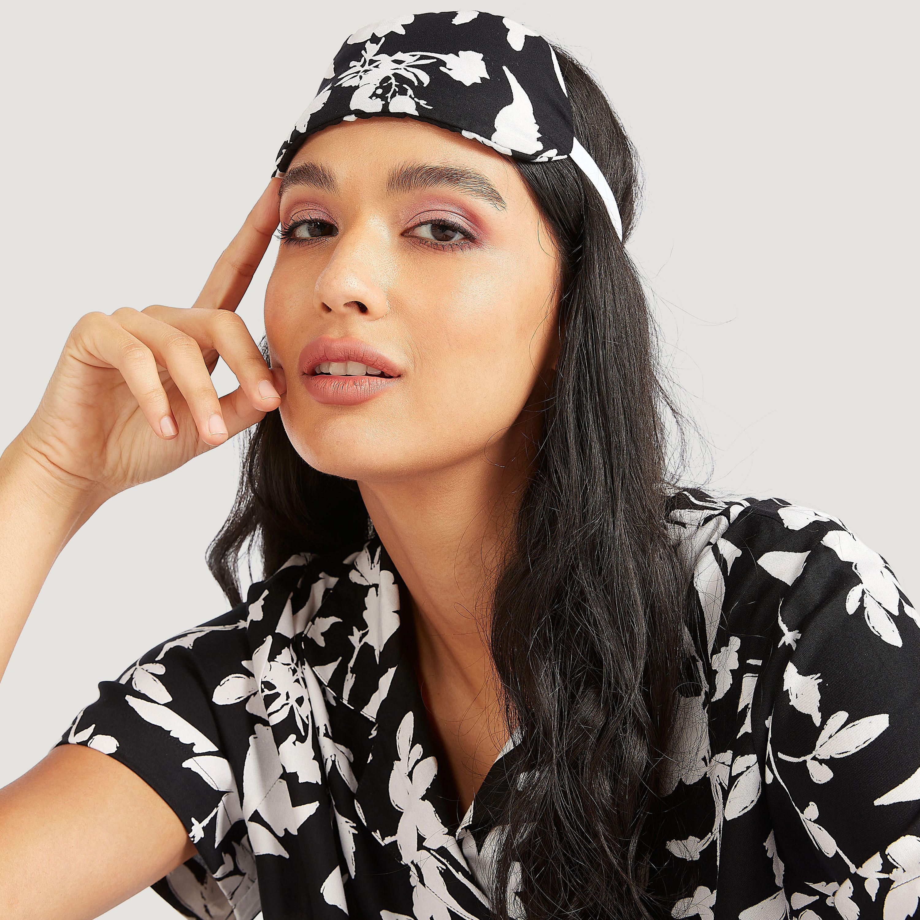 طقم بنطلون بيجاما مع قناع عيون وقميص بطبعات وأكمام قصيرة - 3 قطع-women-clothing-nightwear-pyjamas-longsets-image-2