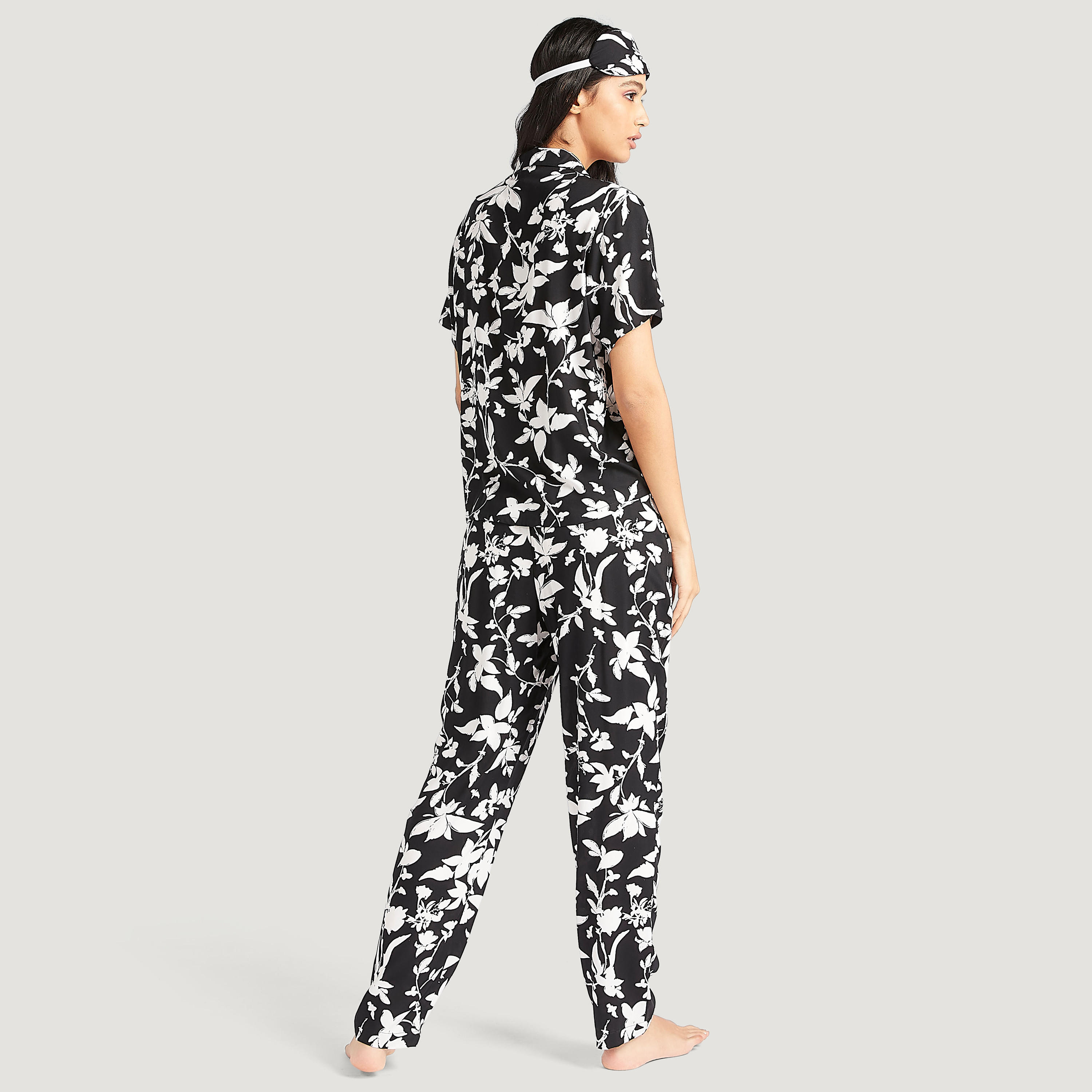 طقم بنطلون بيجاما مع قناع عيون وقميص بطبعات وأكمام قصيرة - 3 قطع-women-clothing-nightwear-pyjamas-longsets-image-3