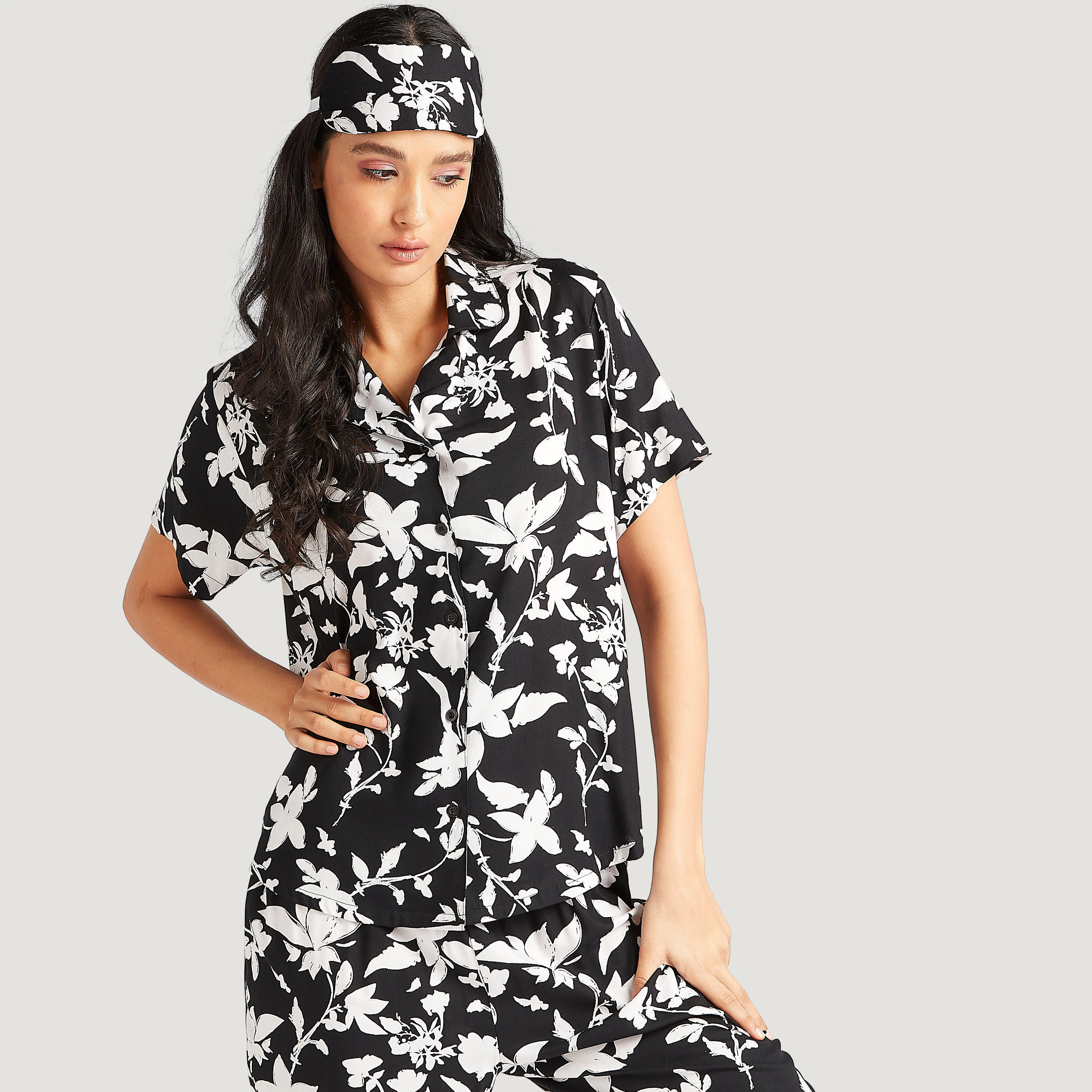 طقم بنطلون بيجاما مع قناع عيون وقميص بطبعات وأكمام قصيرة - 3 قطع-women-clothing-nightwear-pyjamas-longsets-image-4