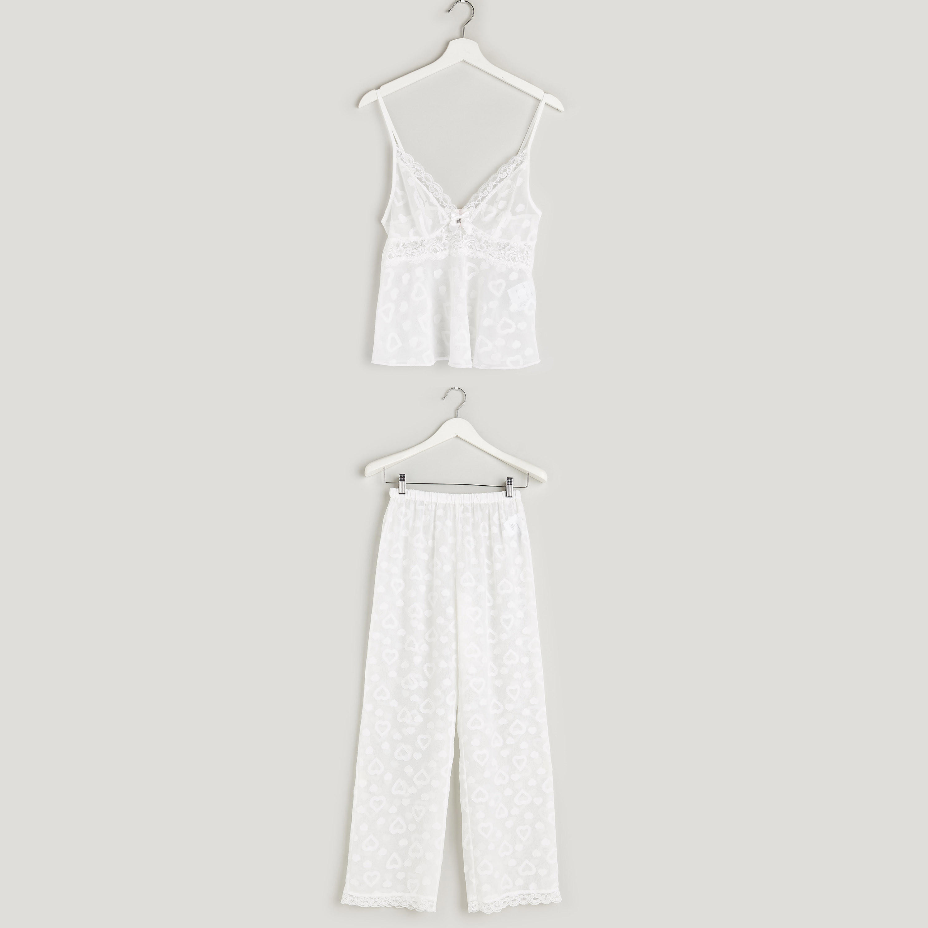 طقم بنطلون بيجاما وبلوزة بياقة V وتفاصيل دانتيل-women-clothing-nightwear-pyjamas-longsets-image-1