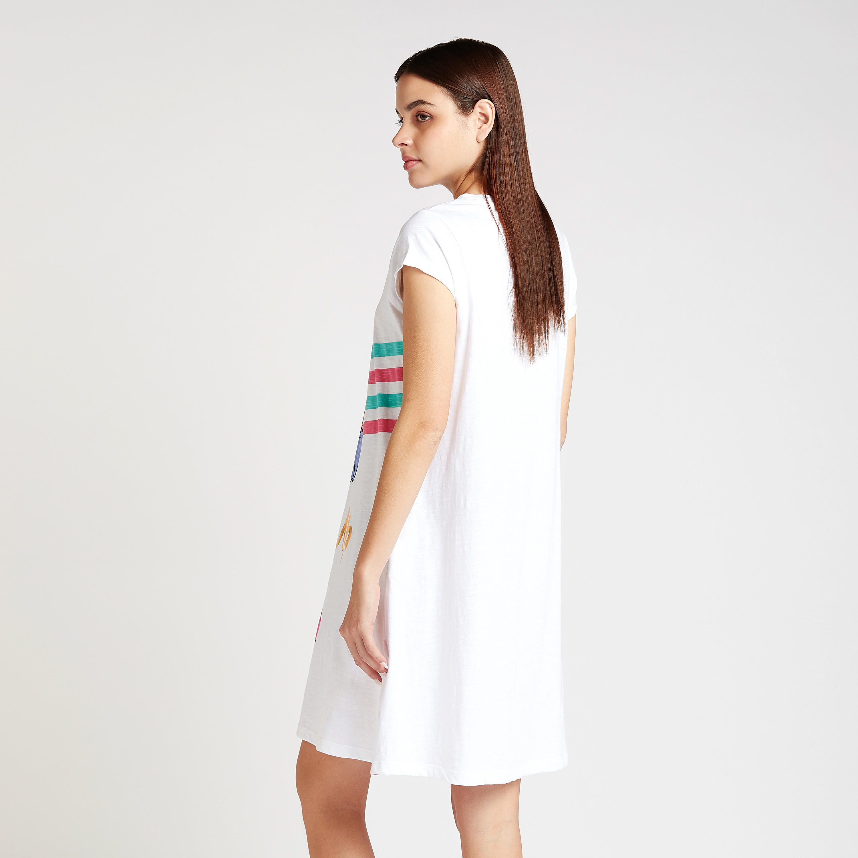 فستان نوم بياقة مستديرة وأكمام قصيرة وطبعات دايسي داك-women-clothing-nightwear-nighties-image-4