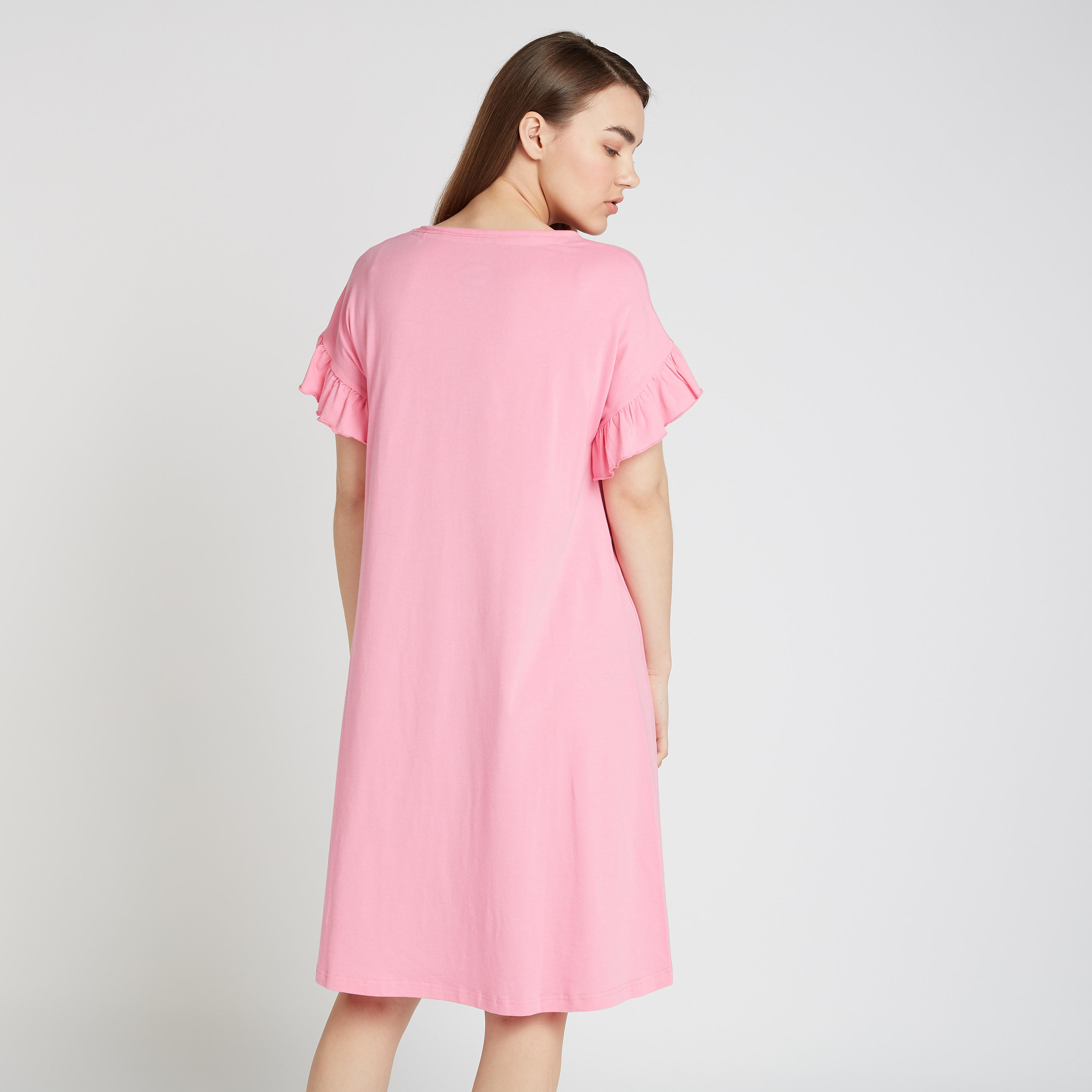 فستان نوم برقبة مستديرة وأكمام قصيرة وطبعات دايزي داك-women-clothing-nightwear-nighties-image-4