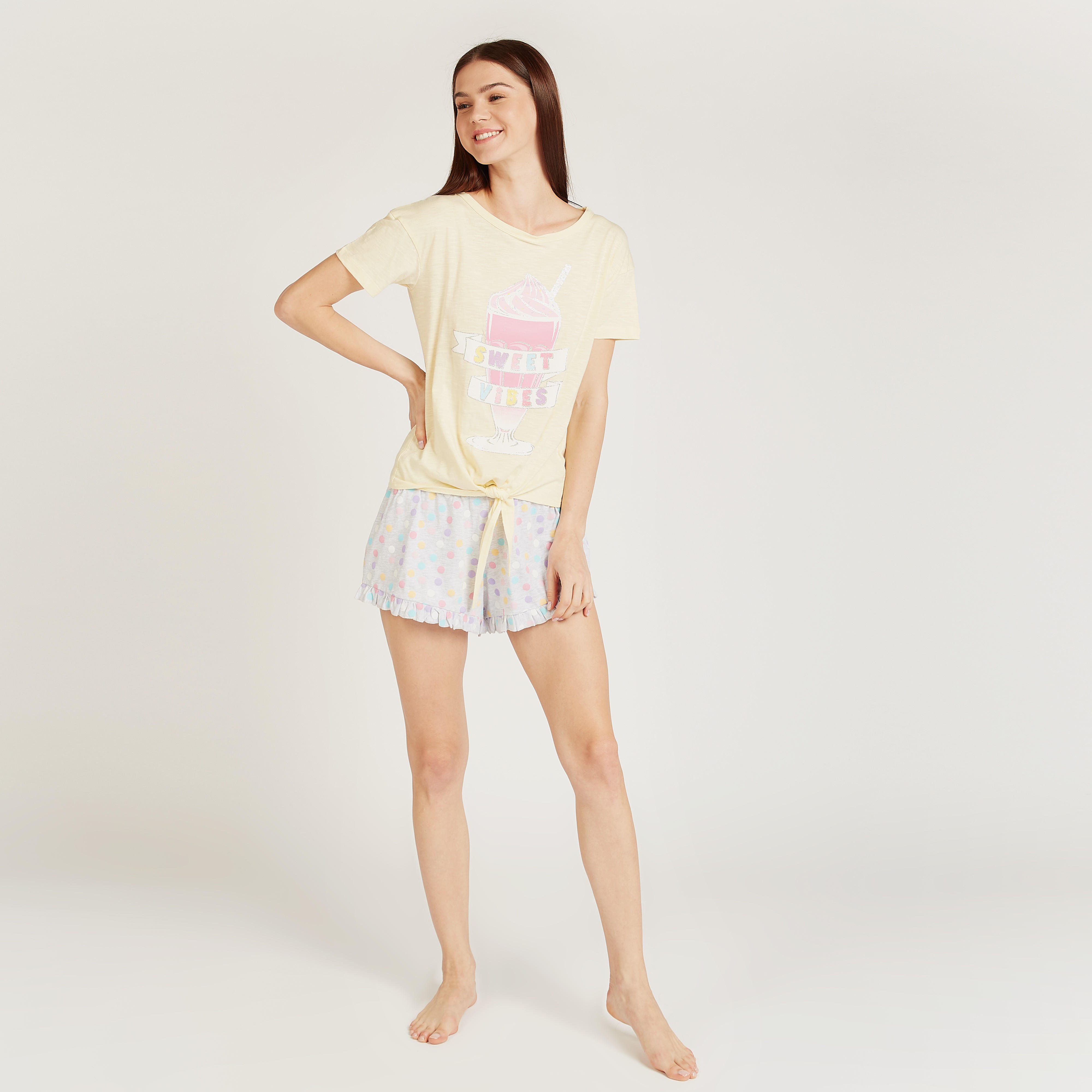 طقم شورت وتيشيرت بياقة مستديرة وطبعات-women-clothing-nightwear-pyjamas-longsets-image-2