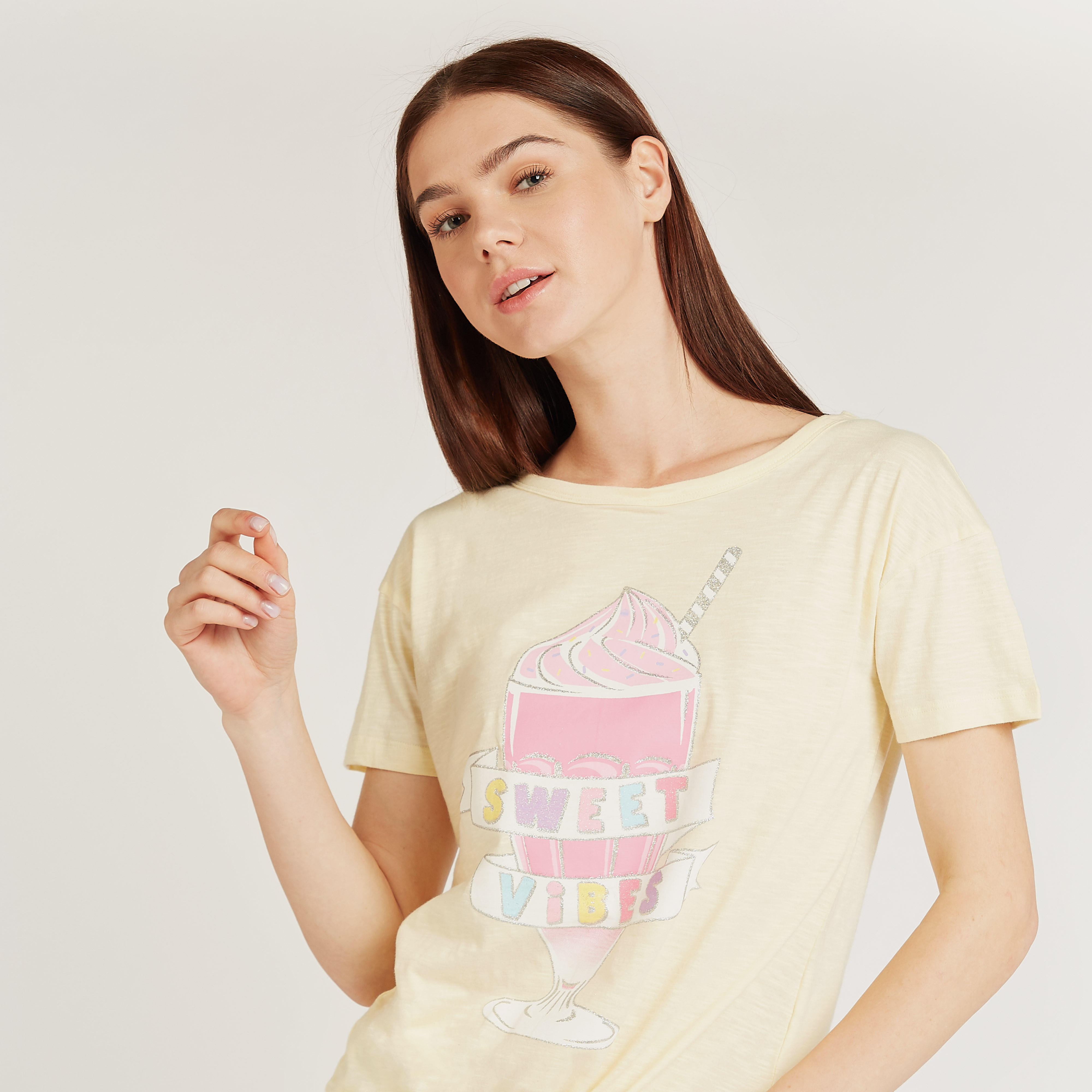 طقم شورت وتيشيرت بياقة مستديرة وطبعات-women-clothing-nightwear-pyjamas-longsets-image-3