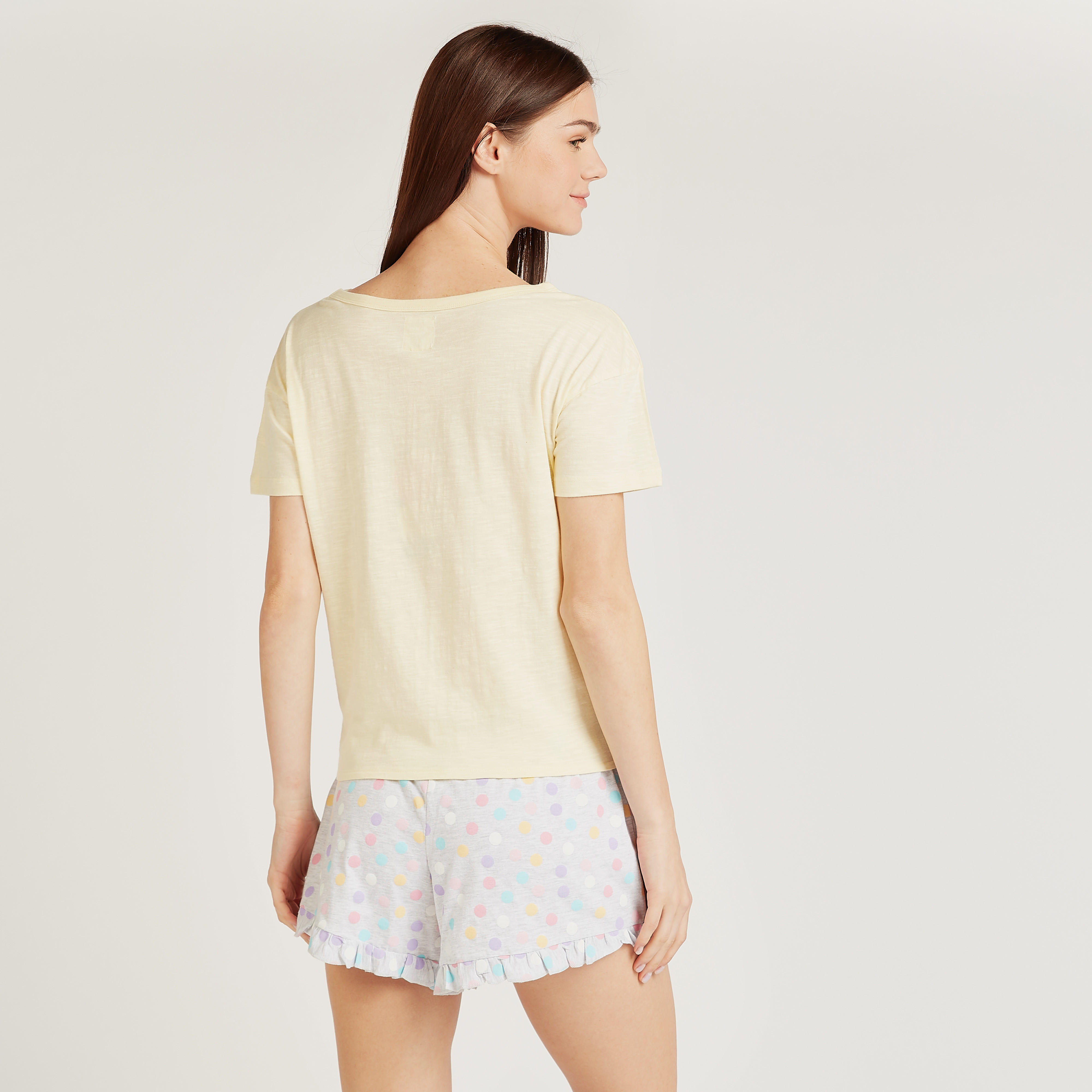 طقم شورت وتيشيرت بياقة مستديرة وطبعات-women-clothing-nightwear-pyjamas-longsets-image-4