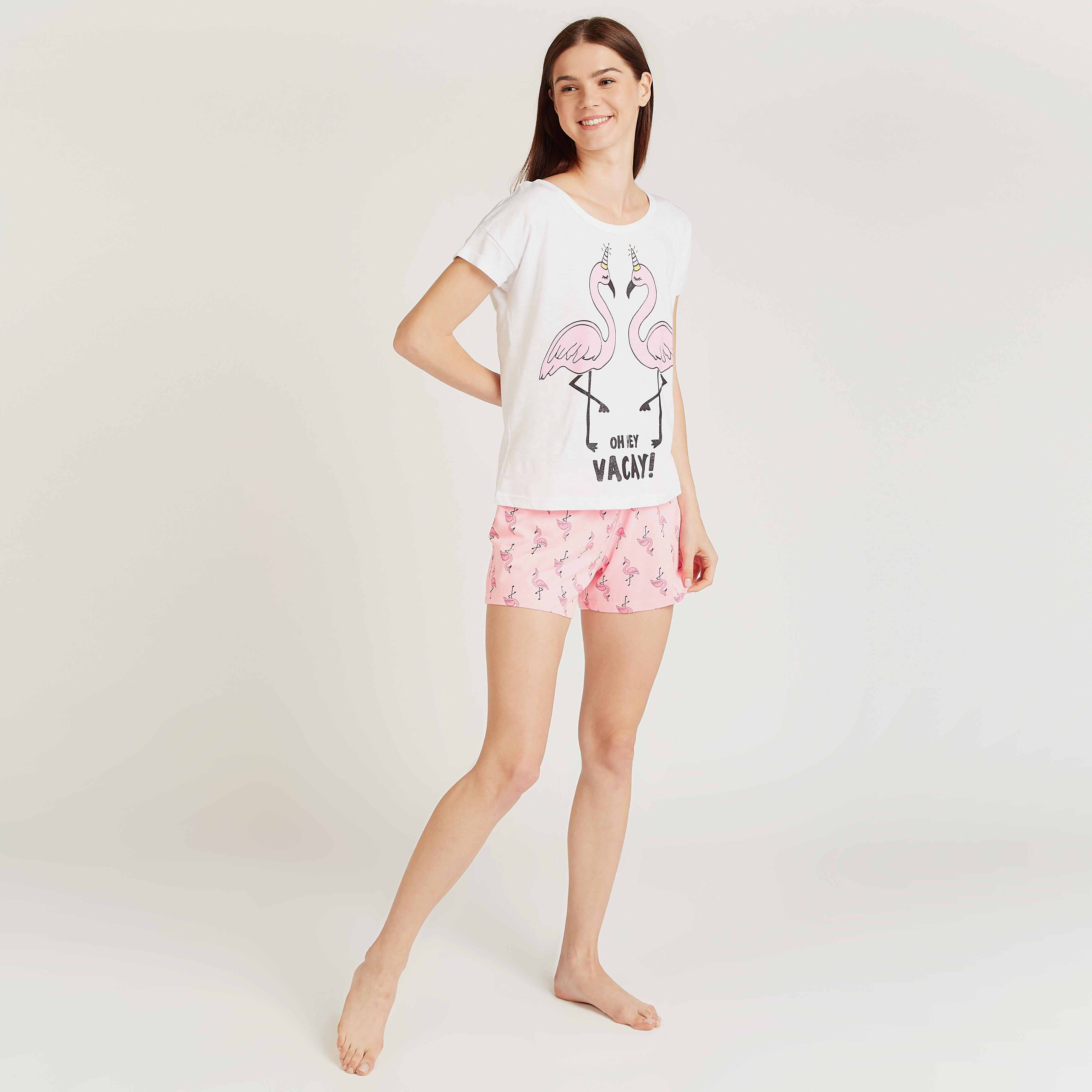 طقم شورت وتيشيرت بياقة مستديرة وطبعات-women-clothing-nightwear-pyjamas-longsets-image-2