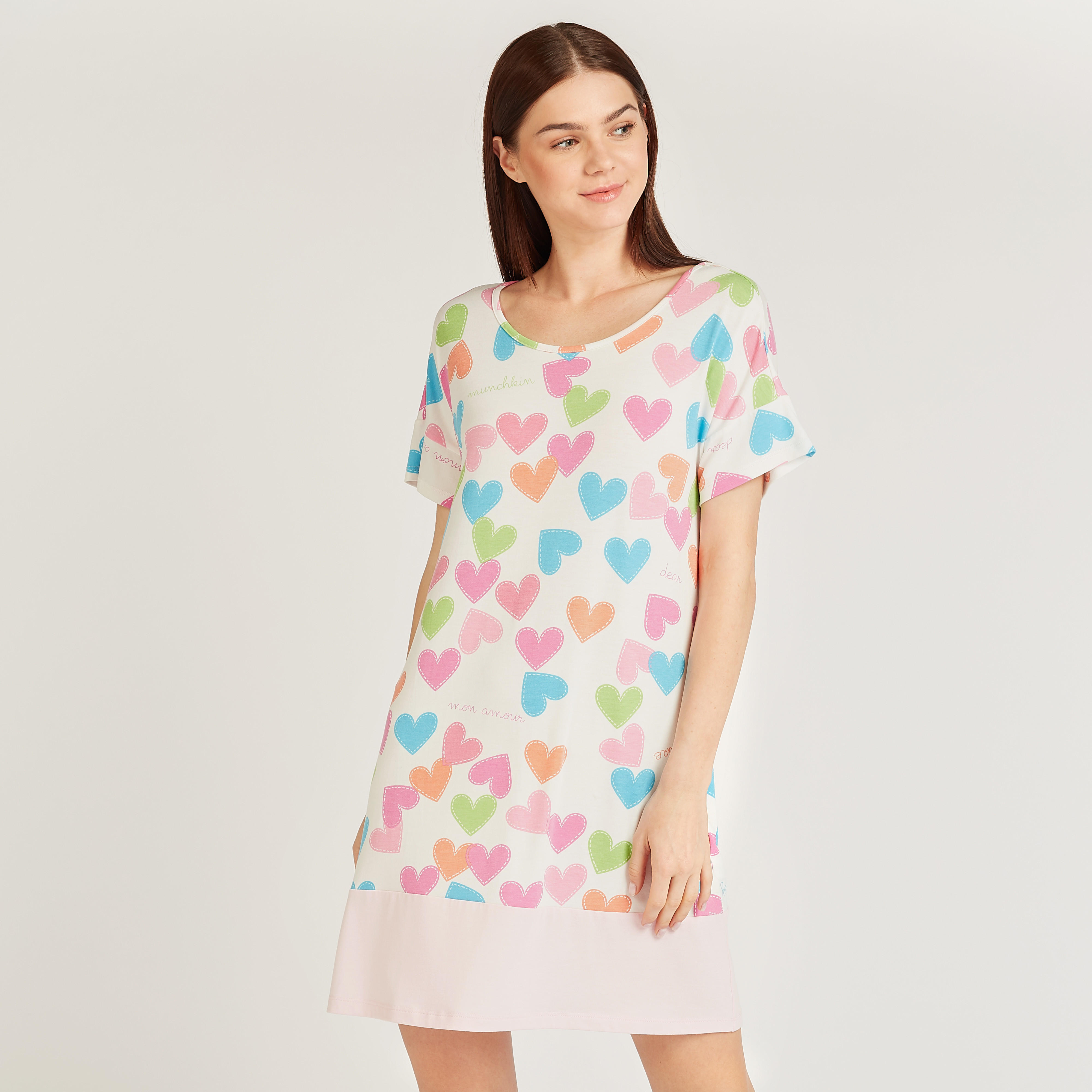 فستان نوم بياقة ضيقة وأكمام قصيرة وطبعات قلب-women-clothing-nightwear-nighties-image-1