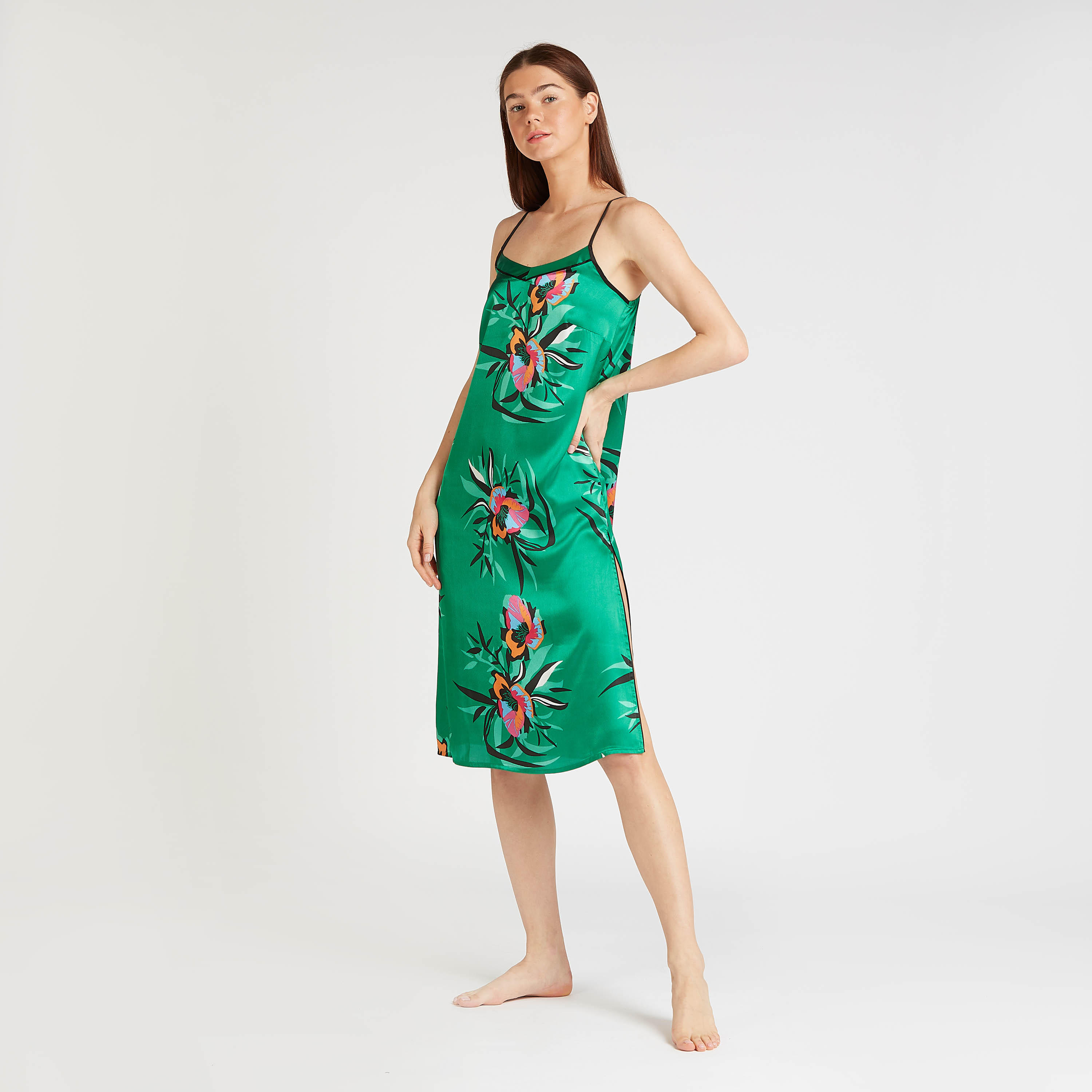 فستان نوم بأحزمة رفيعة وفتحة جانبية وطبعات أزهار-women-clothing-nightwear-nighties-image-2