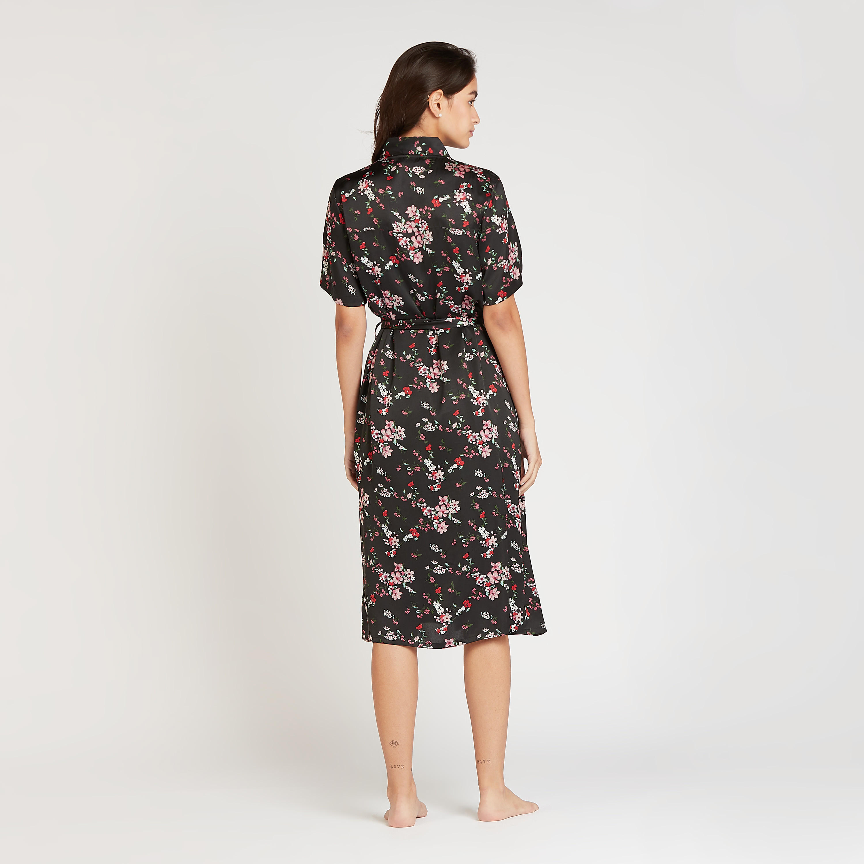 روب بأكمام قصيرة ورباط وطبعات أزهار-women-clothing-nightwear-robes-image-4
