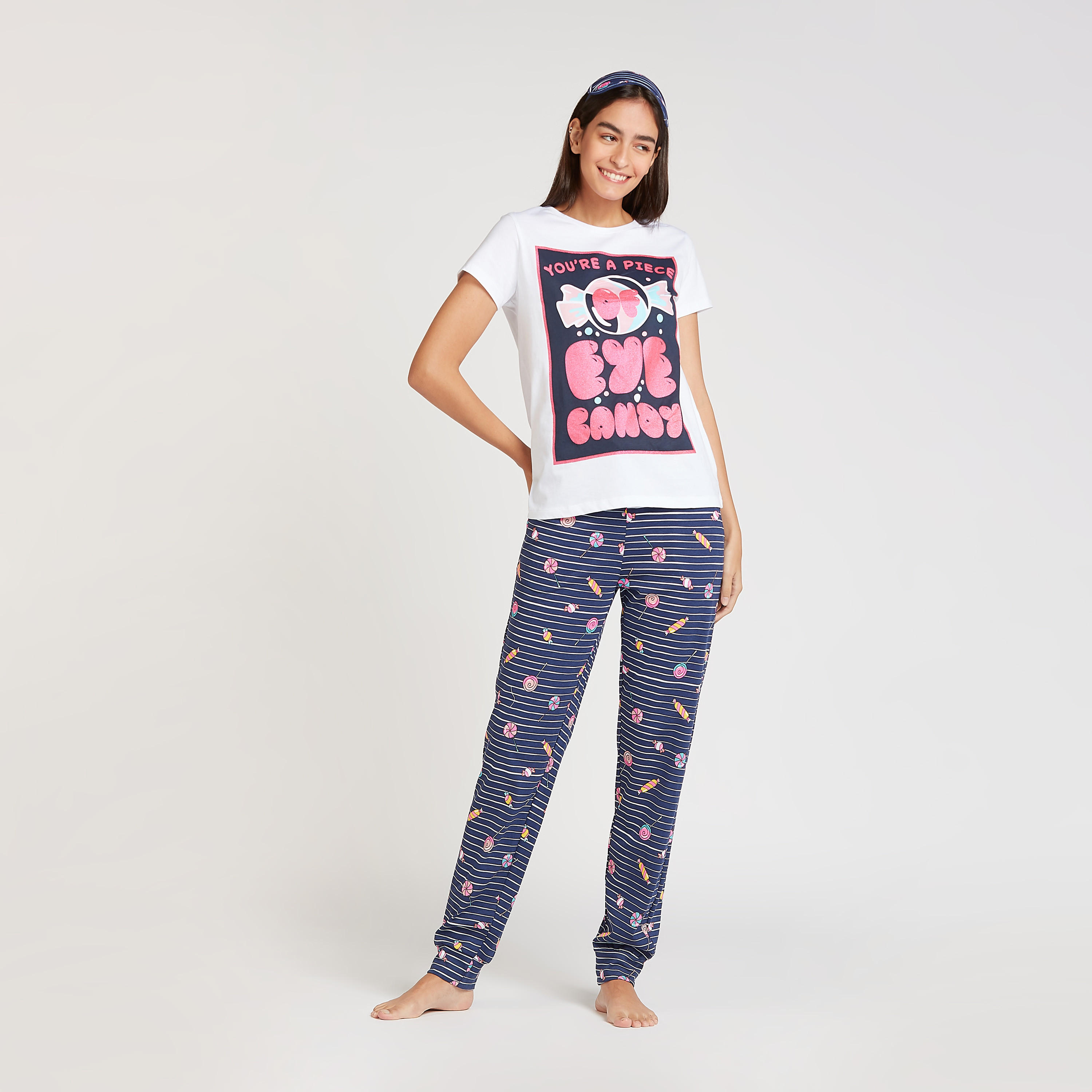 طقم بنطلون بيجاما وتيشيرت بياقة ضيّقة وطبعات-women-clothing-nightwear-pyjamas-longsets-image-6