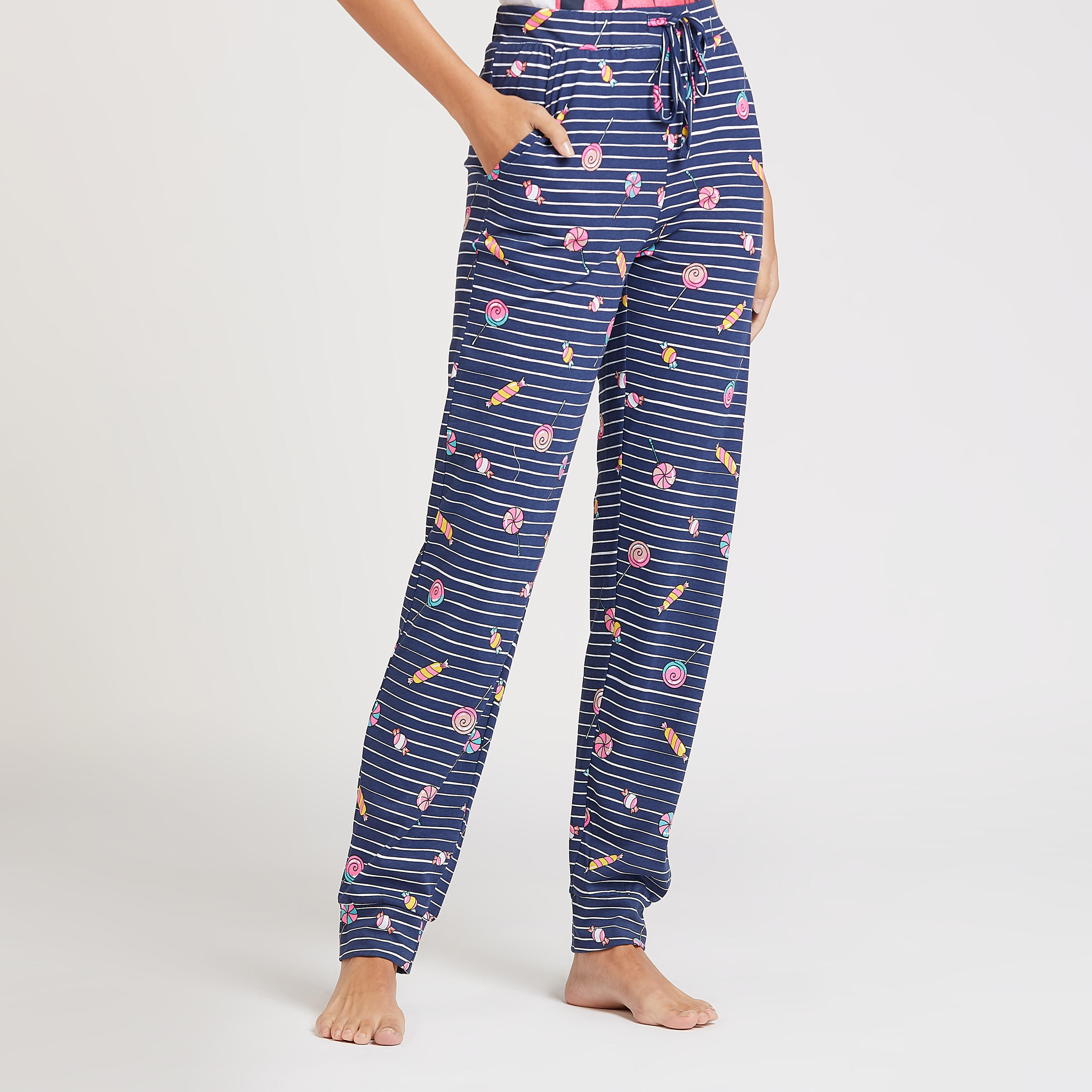 طقم بنطلون بيجاما وتيشيرت بياقة ضيّقة وطبعات-women-clothing-nightwear-pyjamas-longsets-image-3