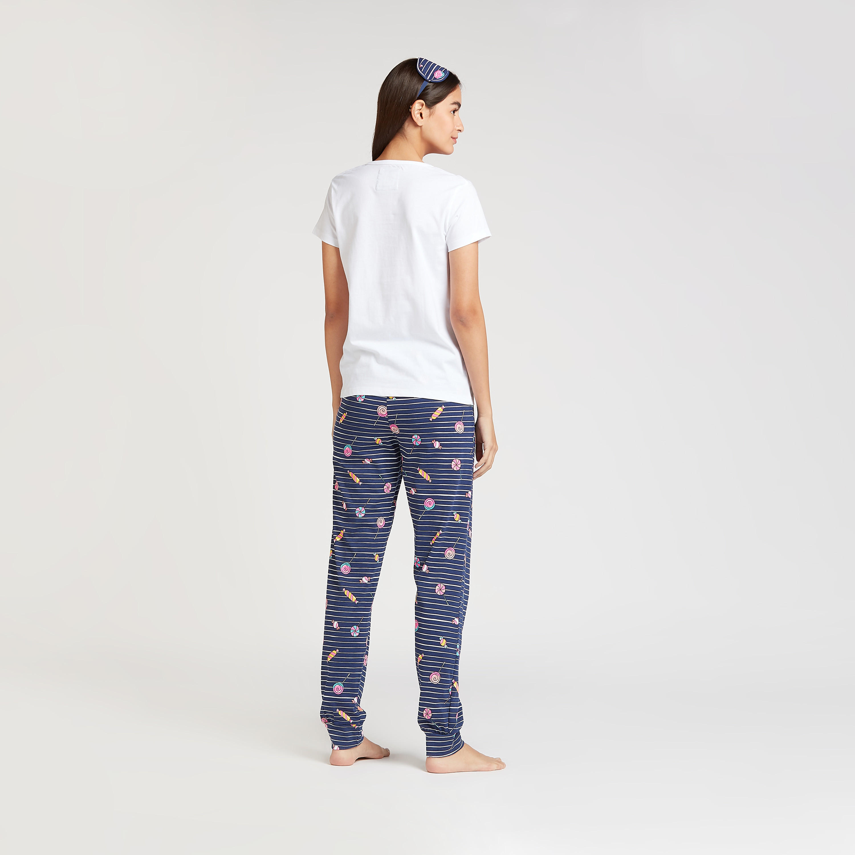 طقم بنطلون بيجاما وتيشيرت بياقة ضيّقة وطبعات-women-clothing-nightwear-pyjamas-longsets-image-2