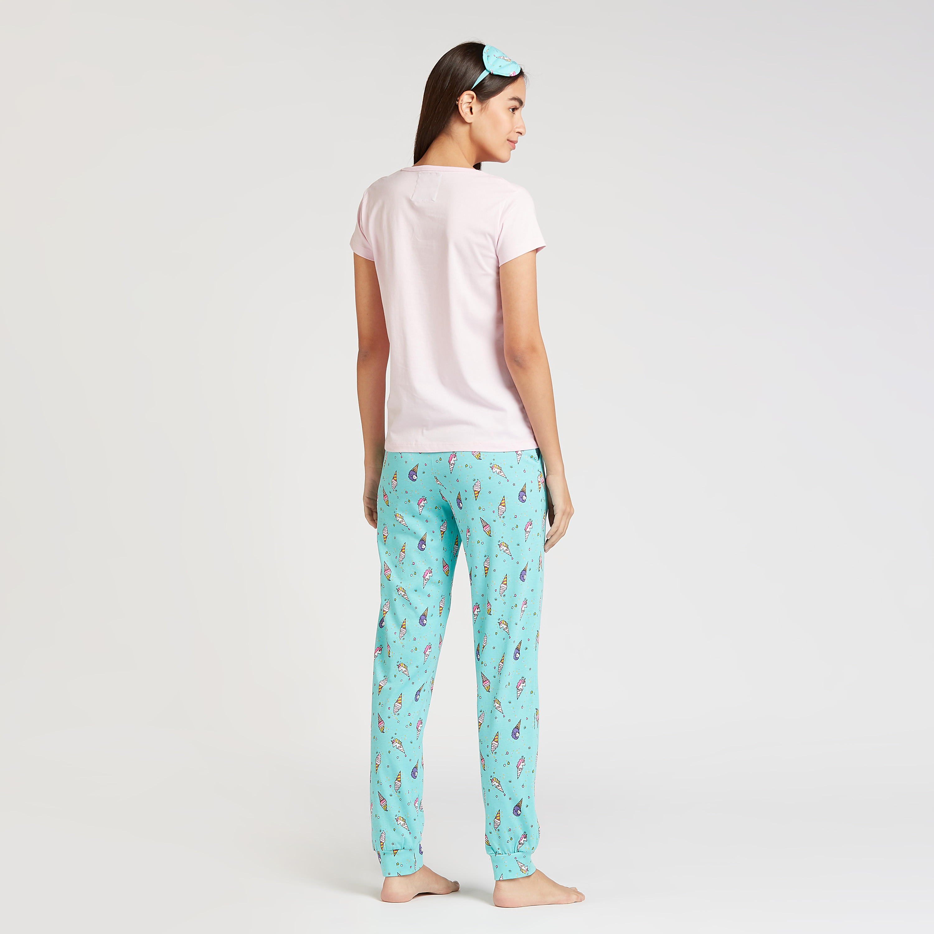 طقم بنطلون بيجاما وتيشيرت بياقة ضيّقة وطبعات-women-clothing-nightwear-pyjamas-longsets-image-4