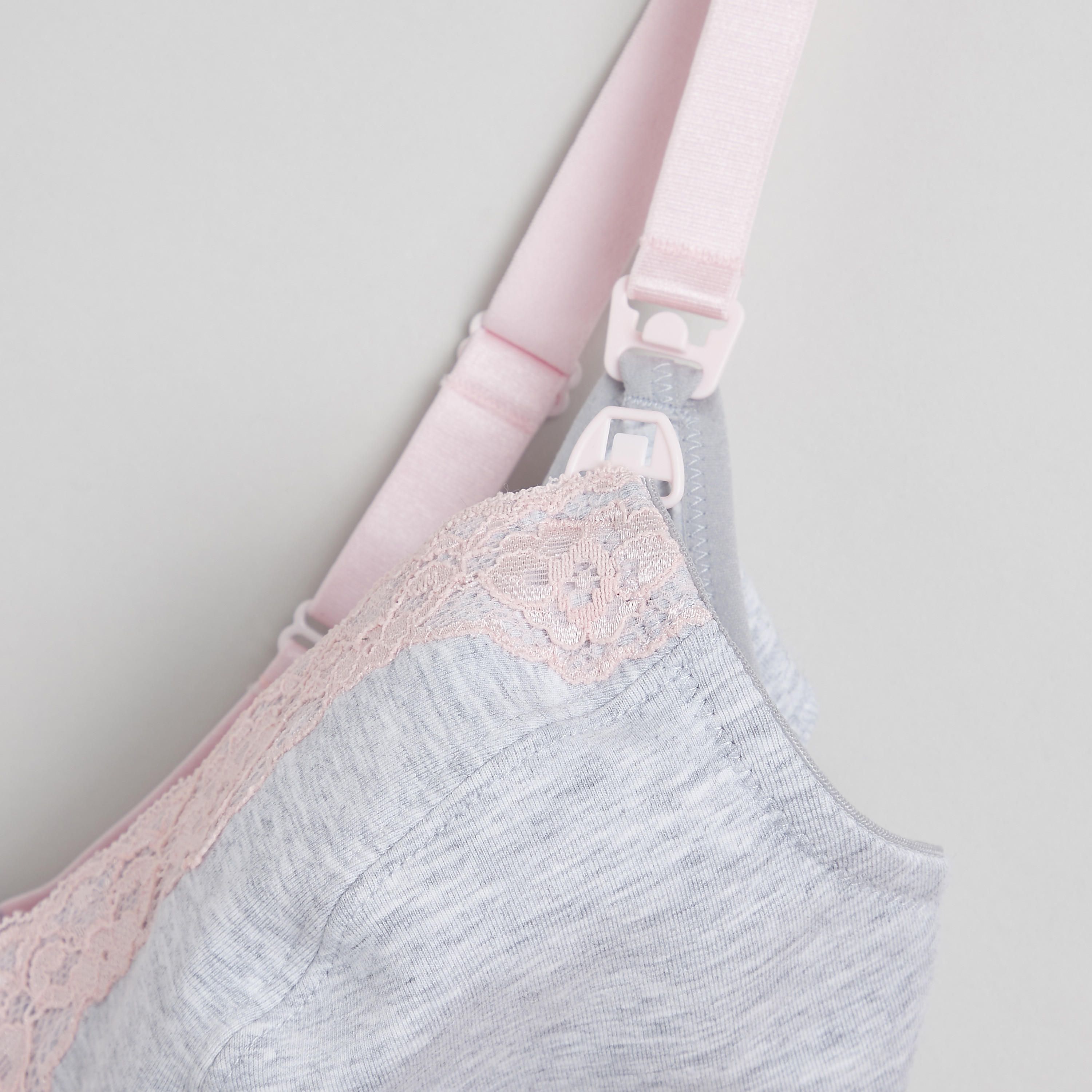 صدريّة أساسيّة بتفاصيل دانتيل بحمّالات رفيعة-women-clothing-lingerie-bras-image-2