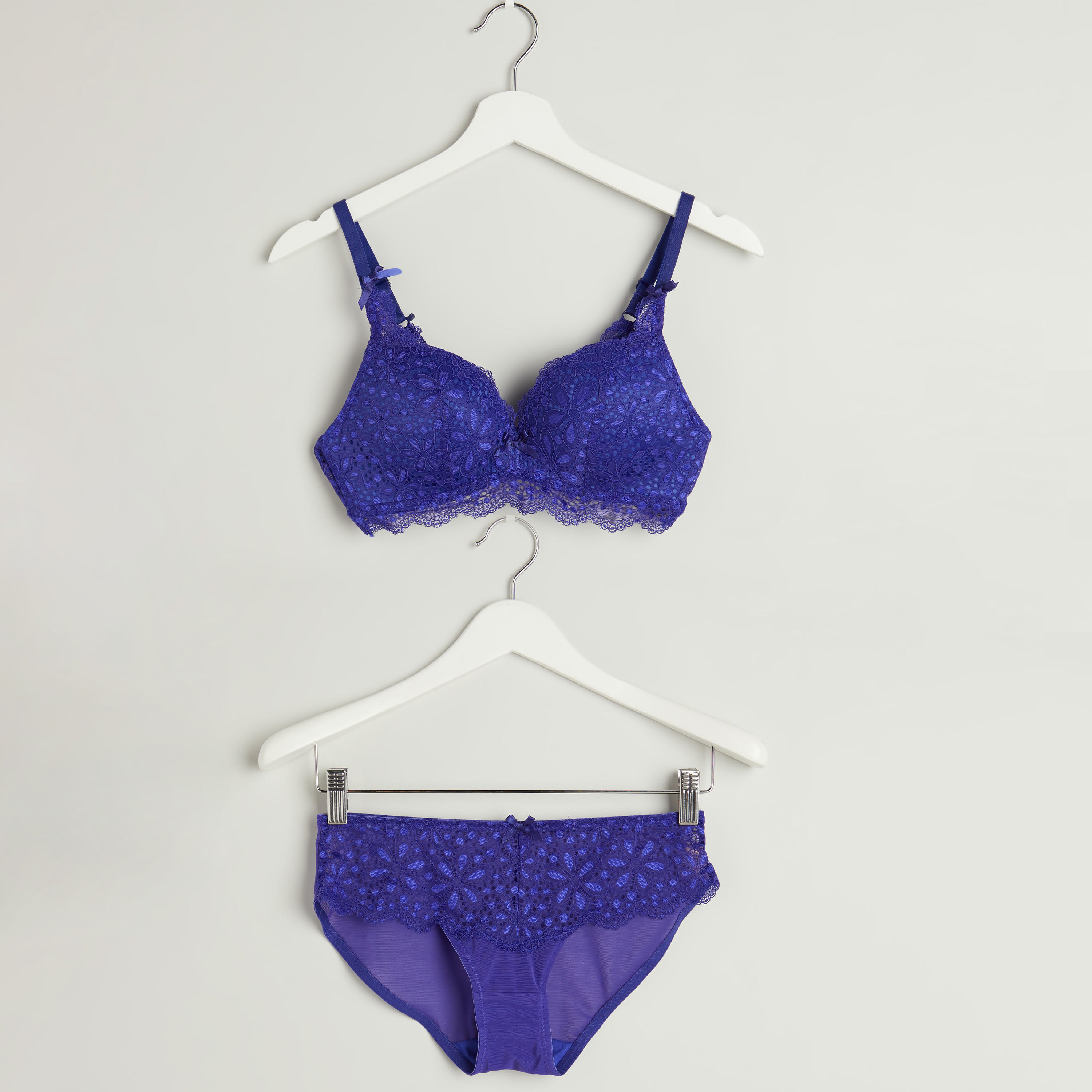صدريّة بلانج مبطّنة بتقليمات دانتيل مع ملابس داخلية - طقم من قطعتين-women-clothing-lingerie-lingeriesets-image-1