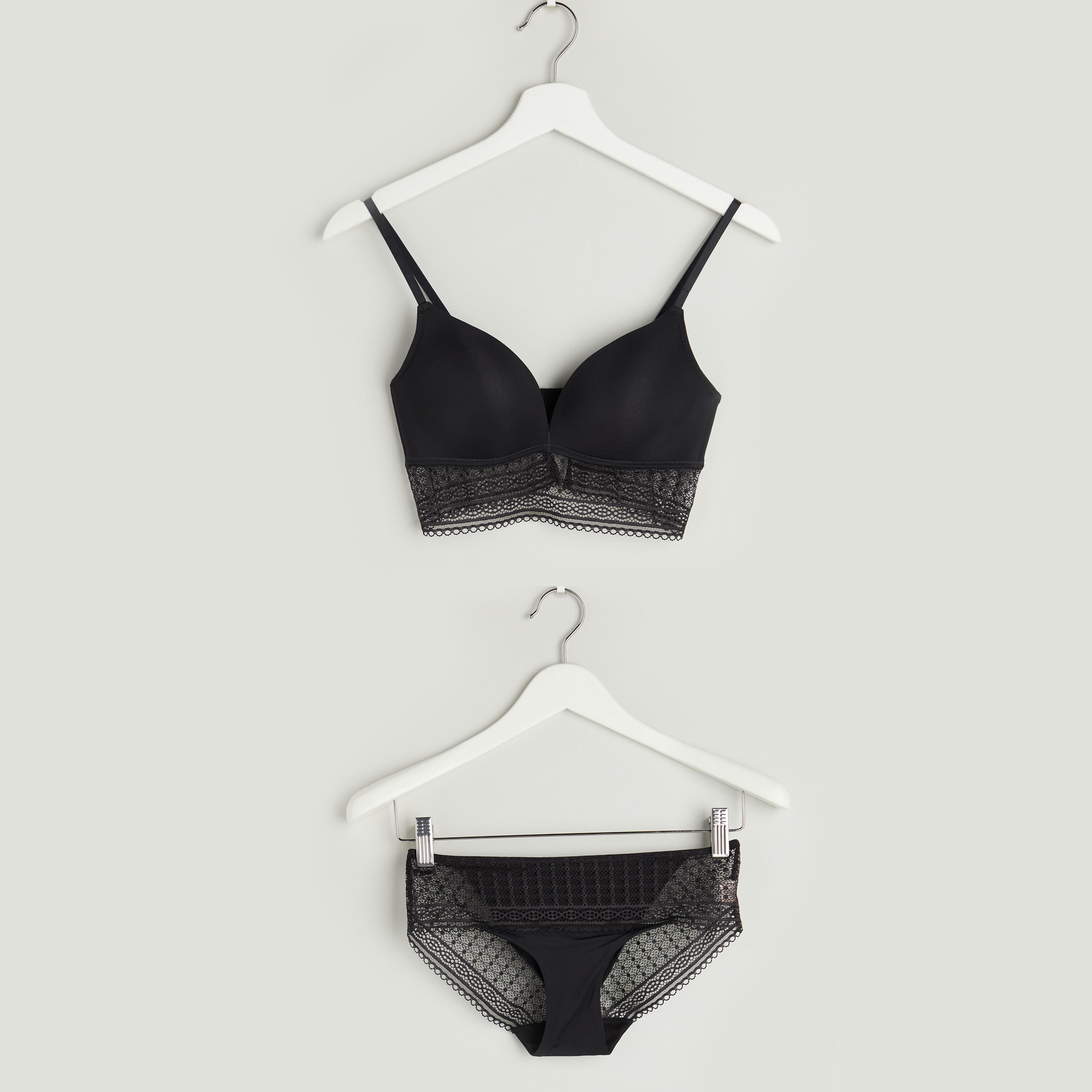 صدريّة دانتيل مبطّنة مع ملابس داخليّة- طقم من قطعتين-women-clothing-lingerie-lingeriesets-image-1