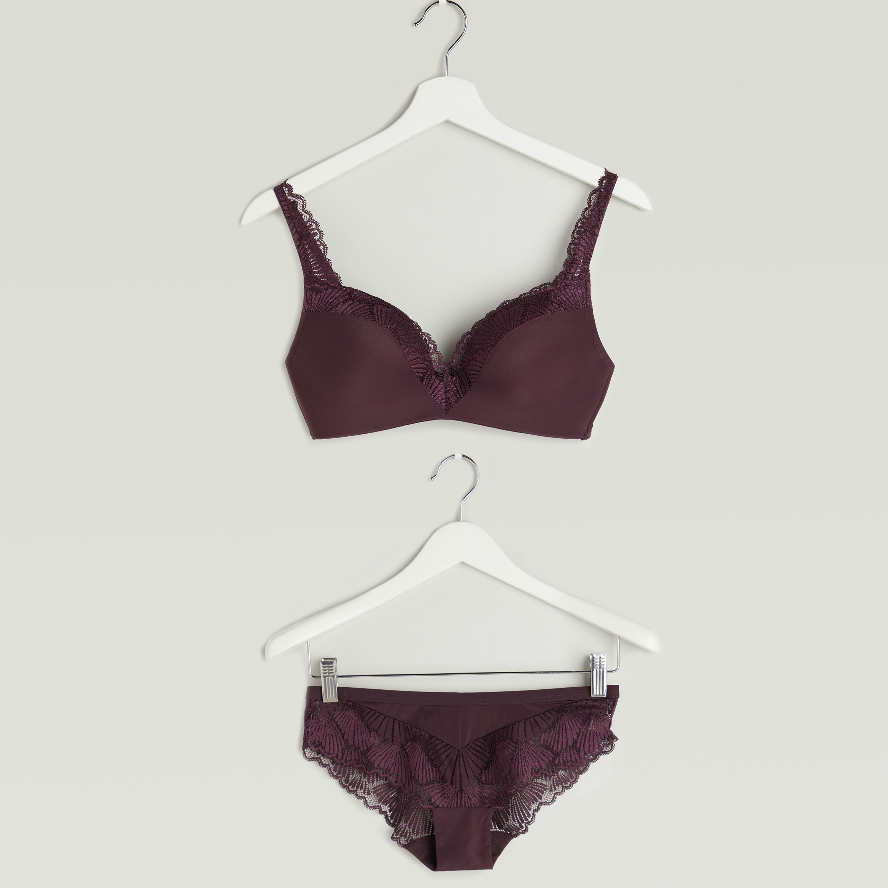 صدريّة مبطّنة بتقليمات دانتيل مع ملابس داخلية - طقم من قطعتين-women-clothing-lingerie-lingeriesets-image-1