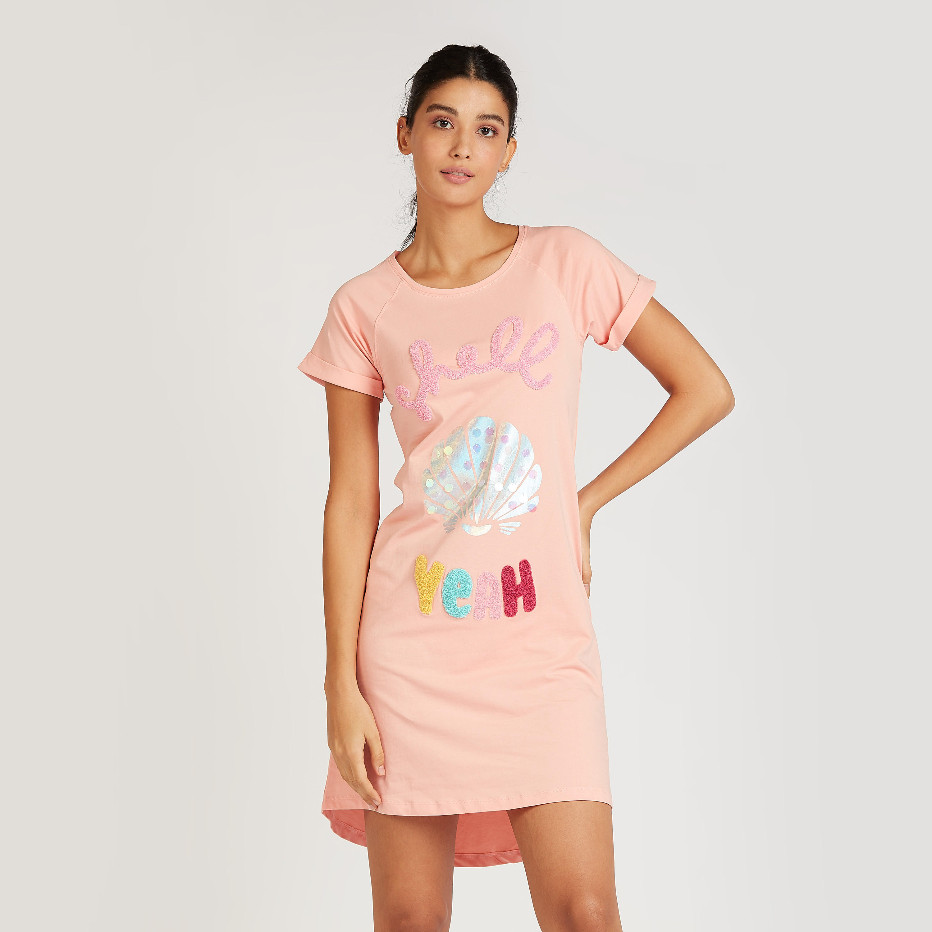 فستان نوم مستدام بطبعات وياقة مستديرة وأكمام قصيرة-women-clothing-nightwear-nighties-image-1
